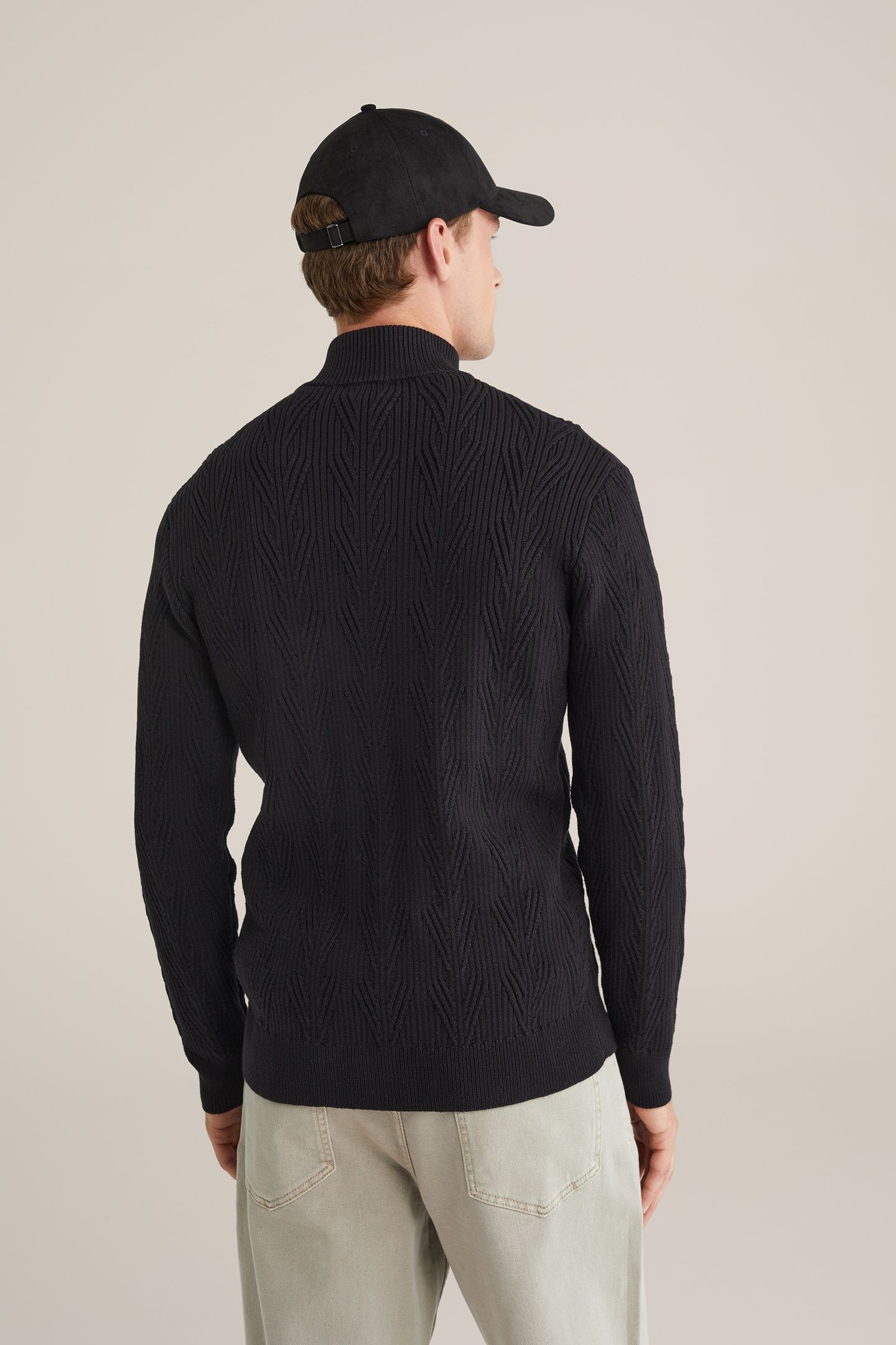 HALFWAY ZIPPER BLACK 3