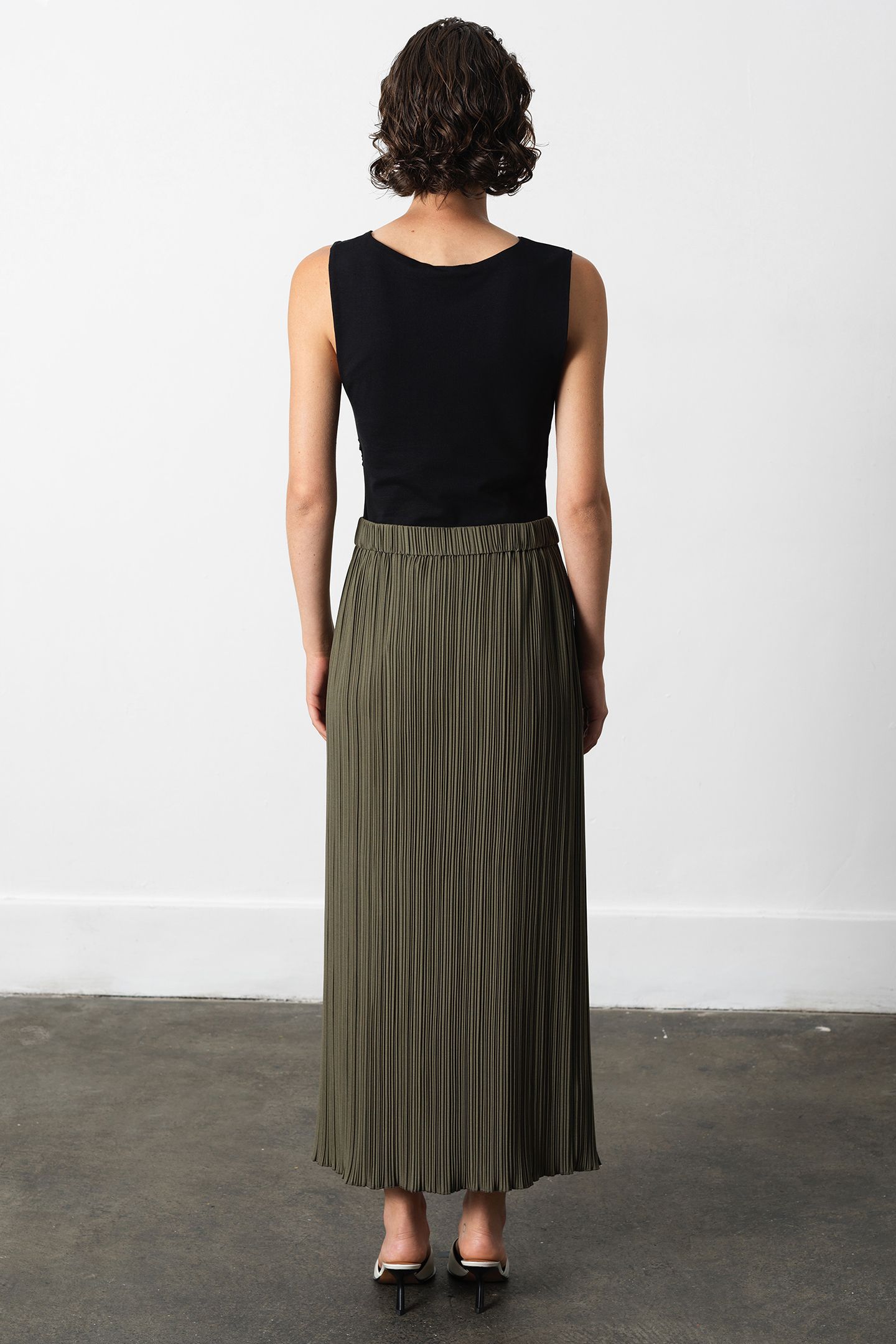 NIRI PLISSE COLUMNED MIDI SKIR KHAKI GREEN 2