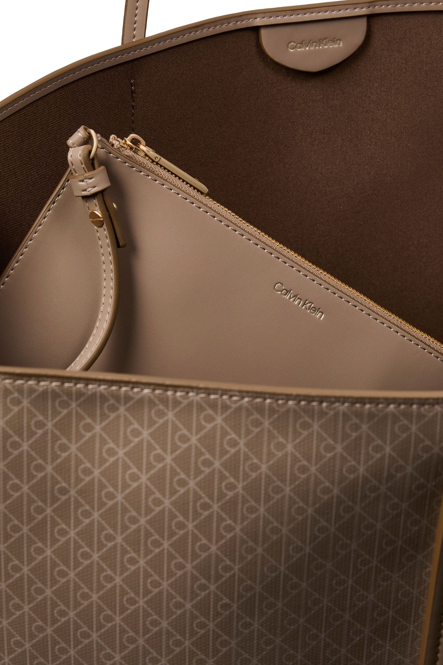 EMBLEM AOP LARGE TOTE DESERT TAUPE AOP 2