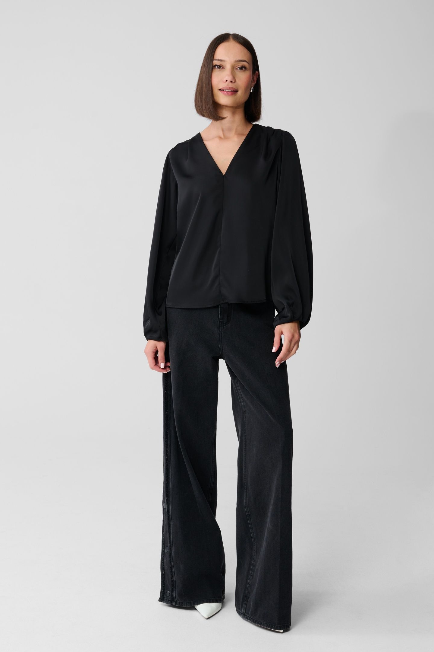 LA-SBCLEAN V-NECK BLOUSE BLACK 2