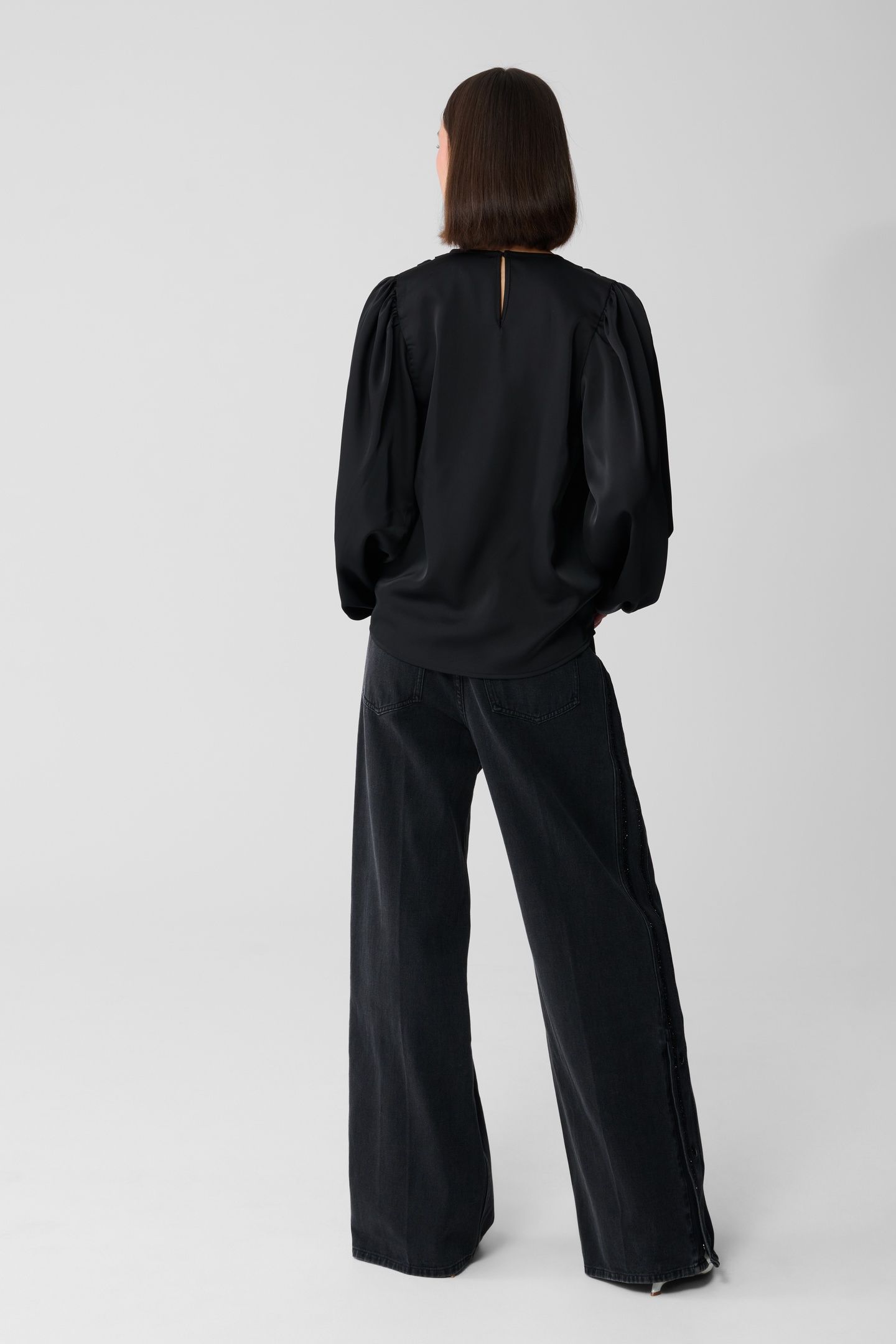 LA-SBCLEAN V-NECK BLOUSE BLACK 3