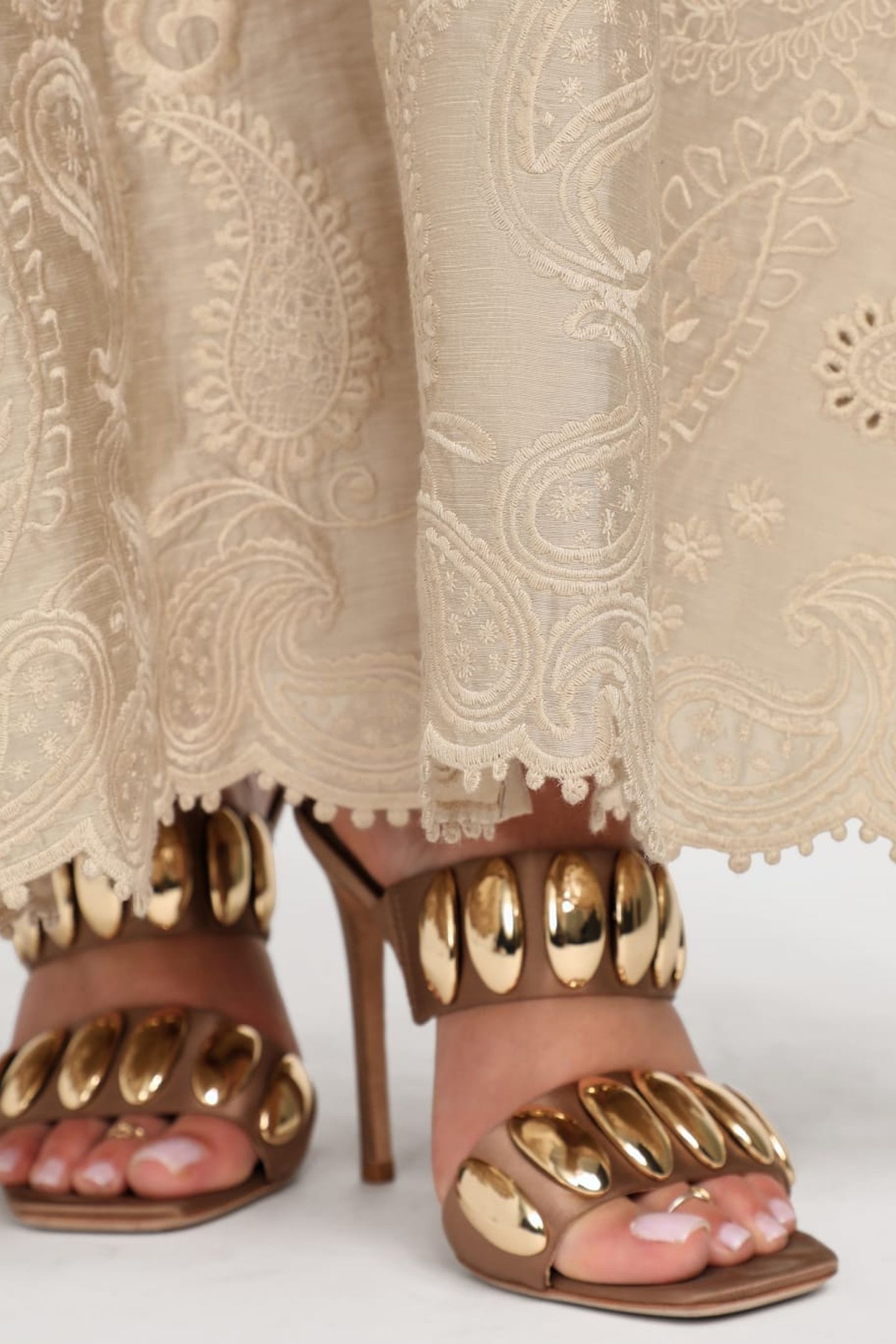 MINDY EMBROIDERED CH VELVET TAUPE MULTI 9