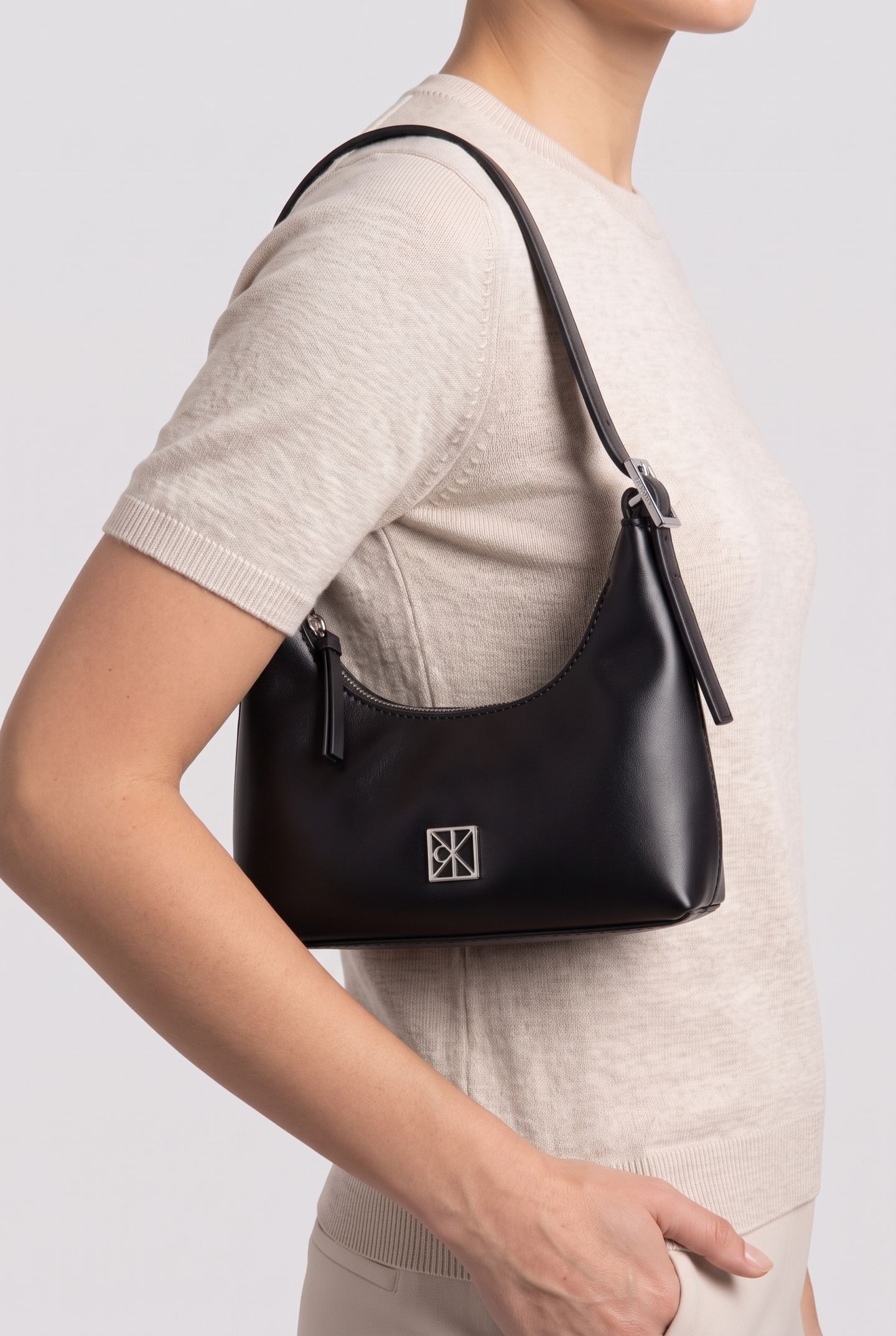 EMBLEM LEATHER MINI SHOULDER BAG BLACK 3