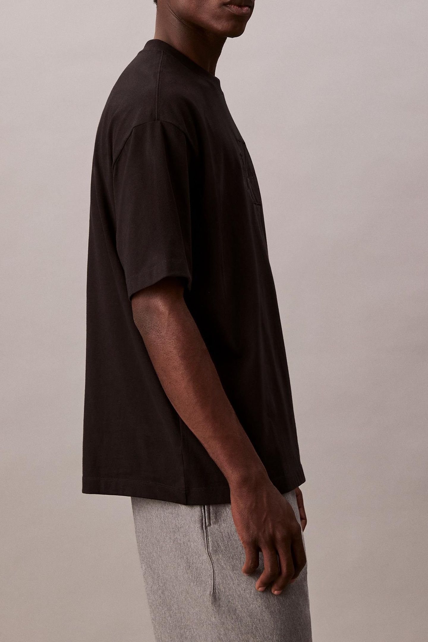 SHORT SLEEVE HERO MONOLOGO EMBROIDERED 16S BLACK 2