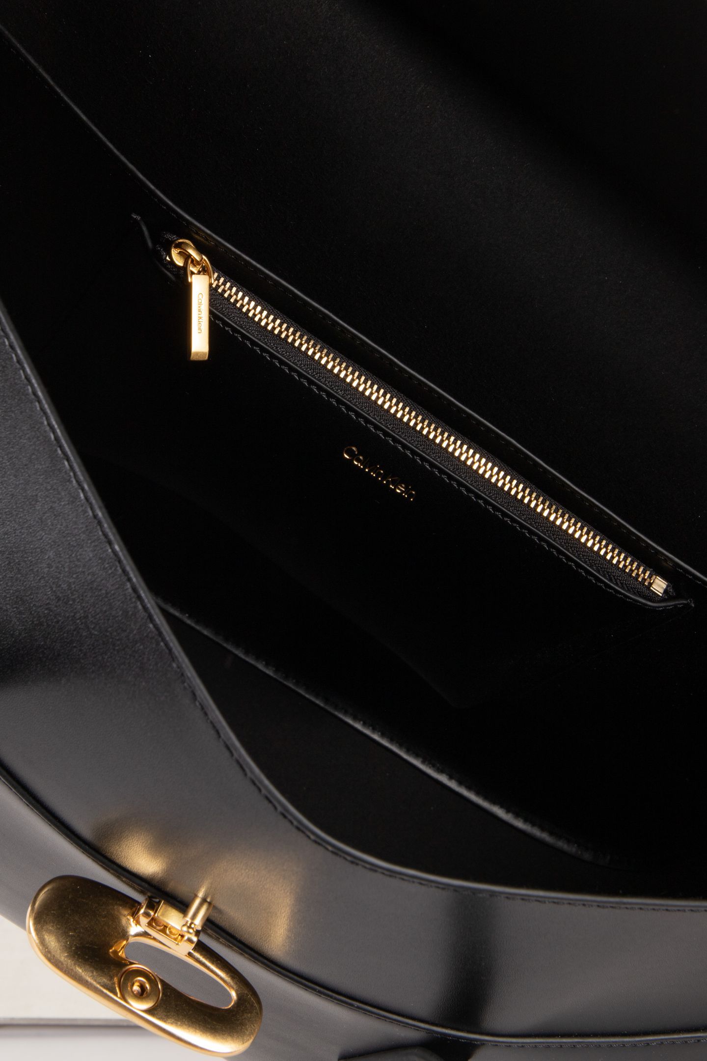 HARDWARE FLAP TOTE BAG BLACK/TUMBLED DEEP GOLD 5