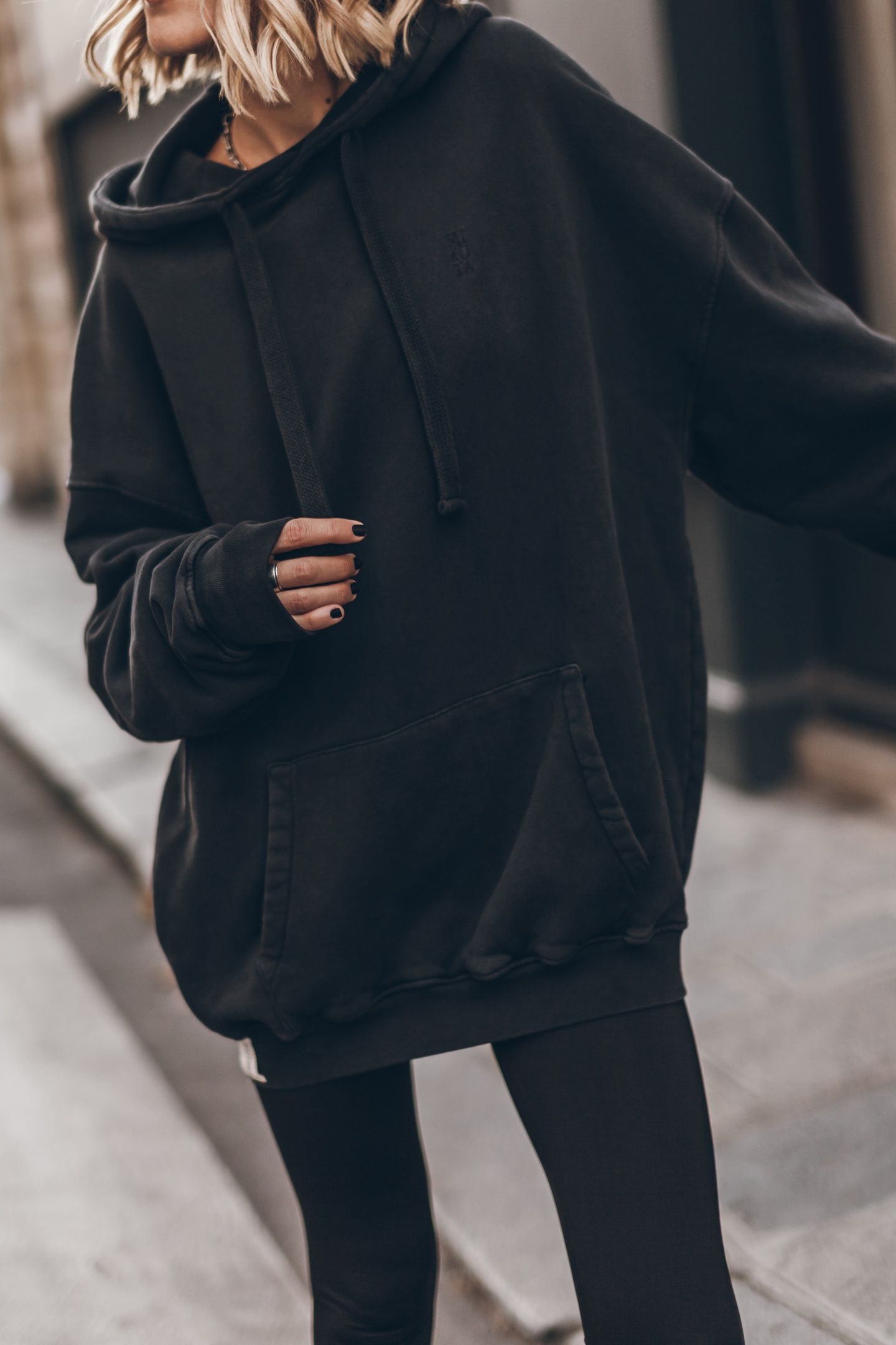 THE DARK RELAXED HOODIE BLACK 1