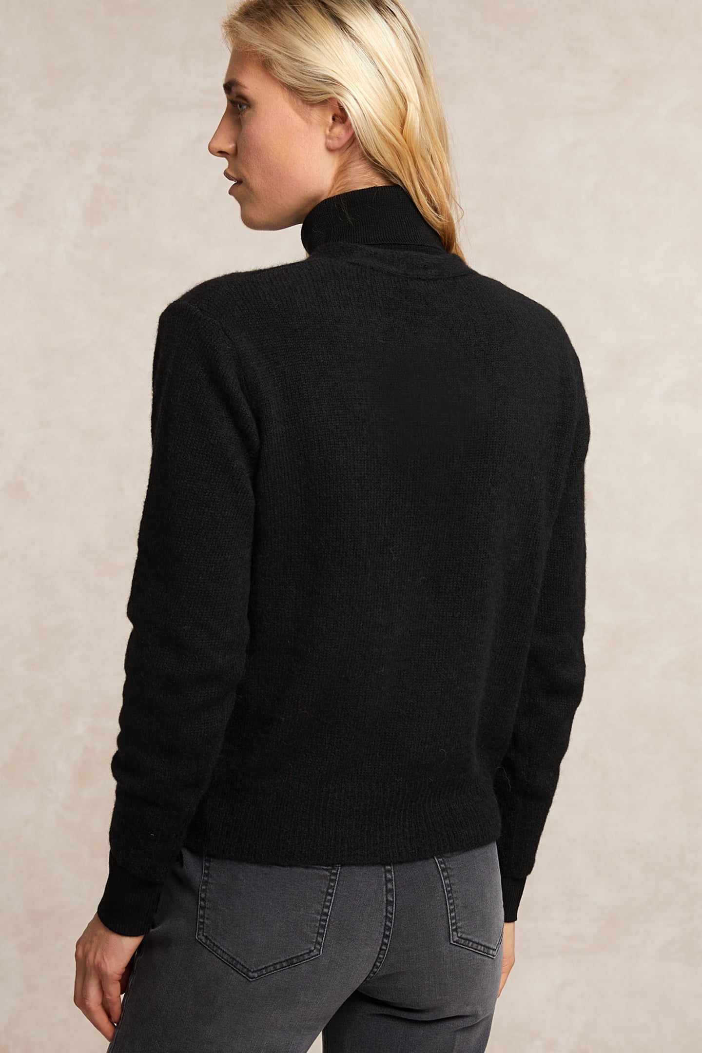 BUTTONED ALPACA V-NECK CARDIGAN BLACK 2