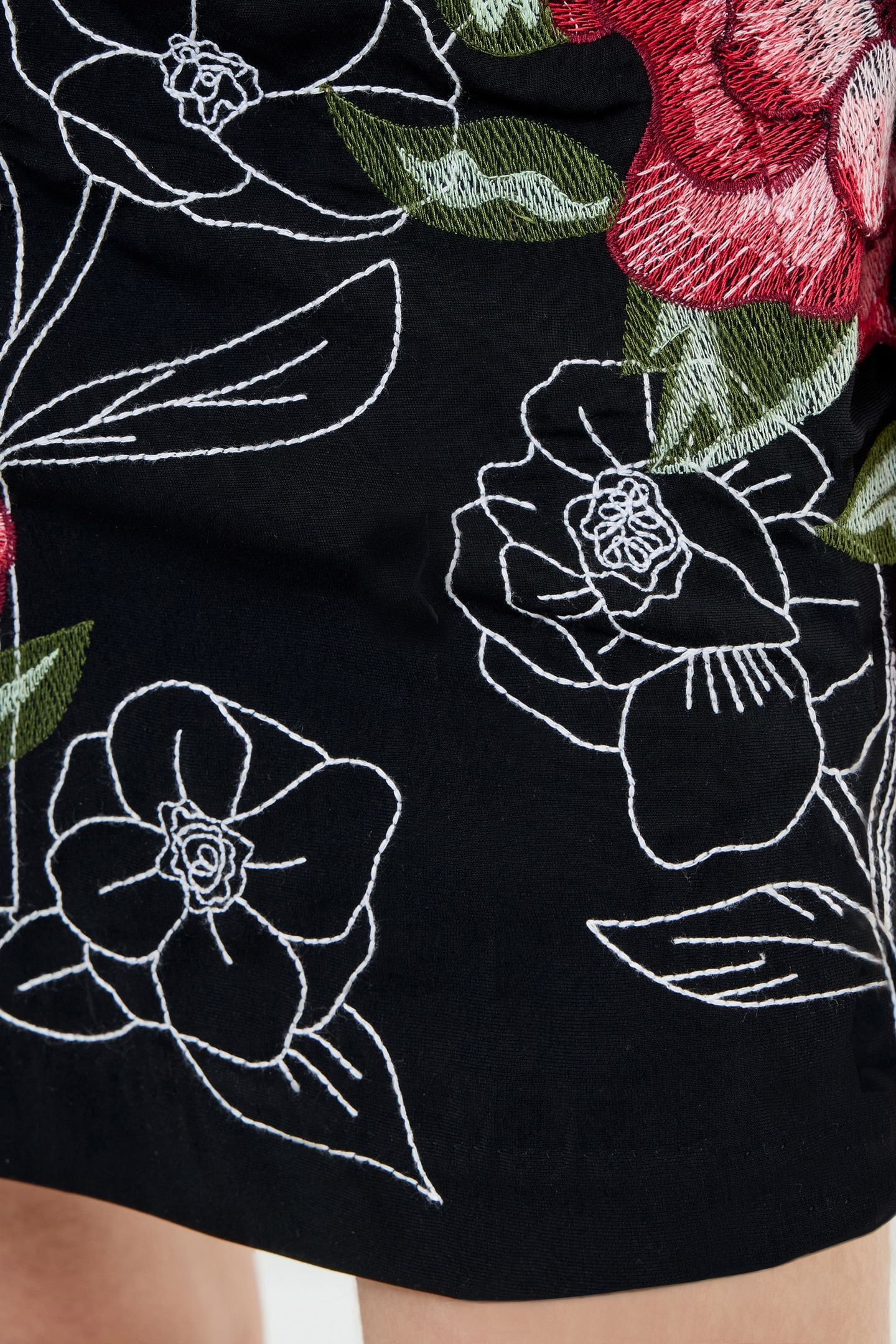 ASTRIDA DARCY CREPE DRESS BLACK FLORAL MULTI 4