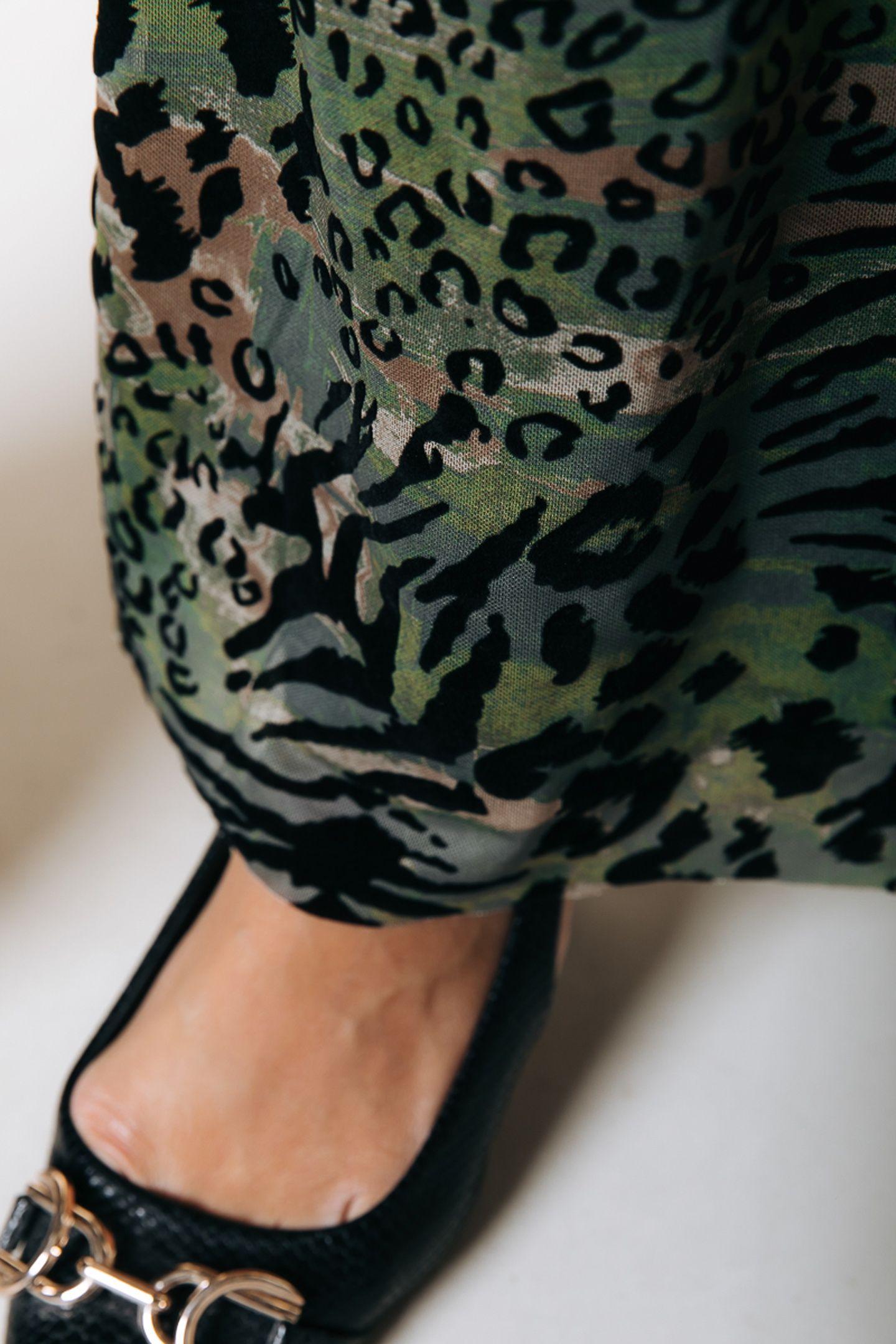 MULTI LEOPARD FLOCK MESH EXTRA FLARE PANTS ARMY 4