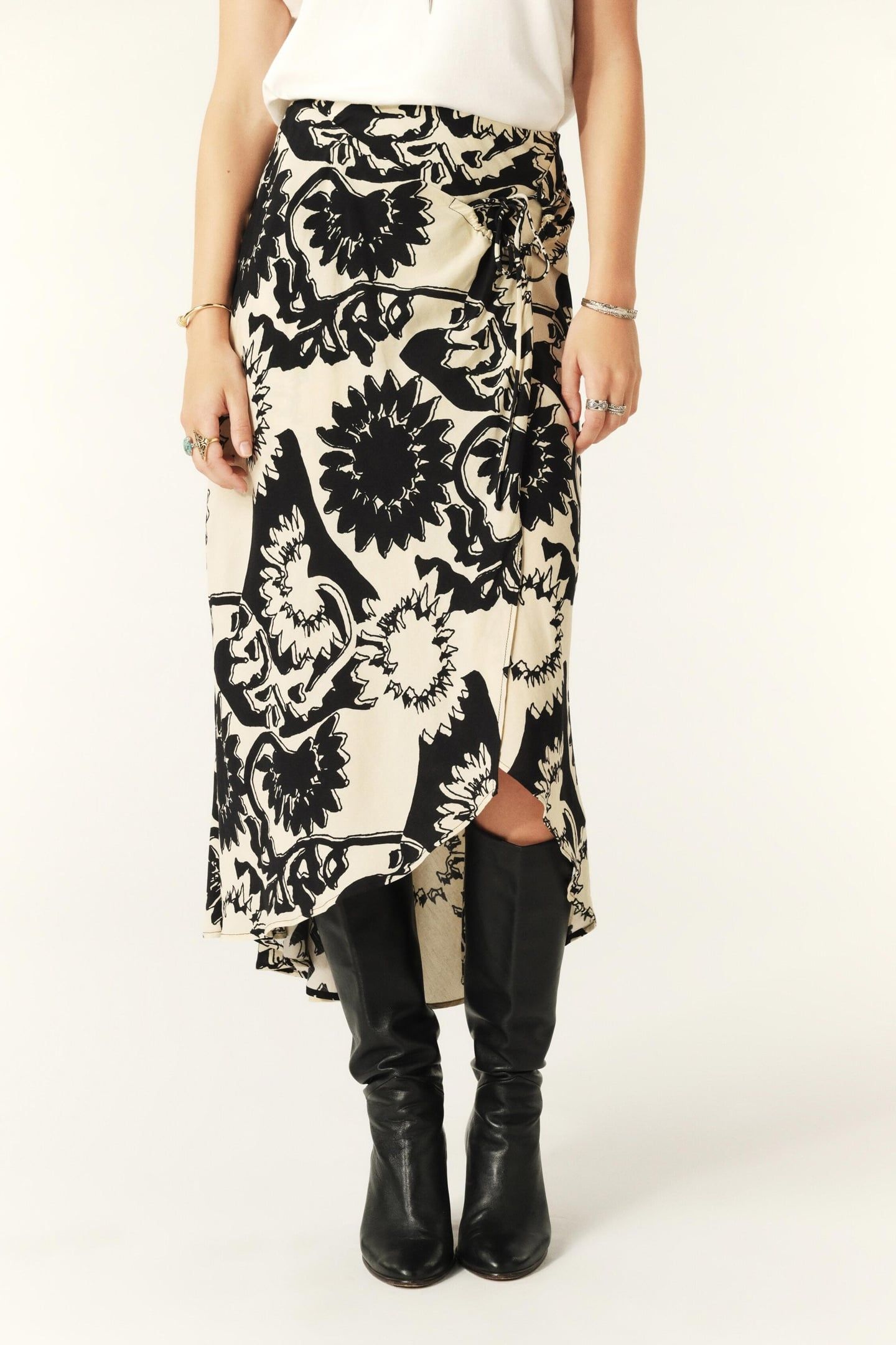 MID-LENGTH SKIRT BLACK 1