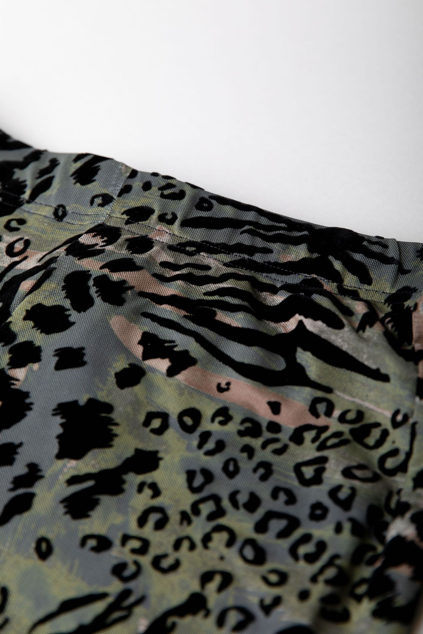 MULTI LEOPARD FLOCK MESH EXTRA FLARE PANTS ARMY 6