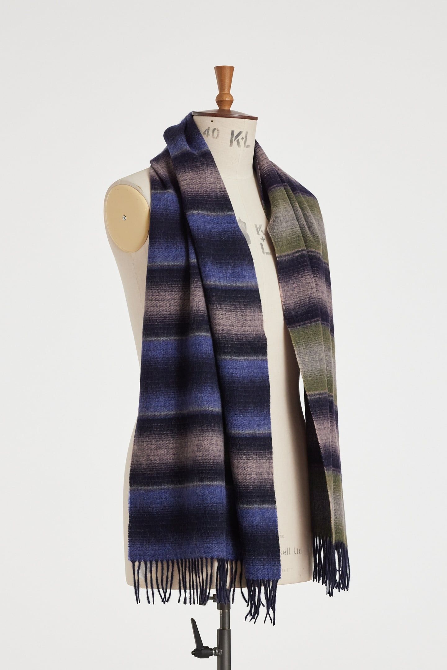 MEN SCARF DEGRADE STRIPE NAVY 3