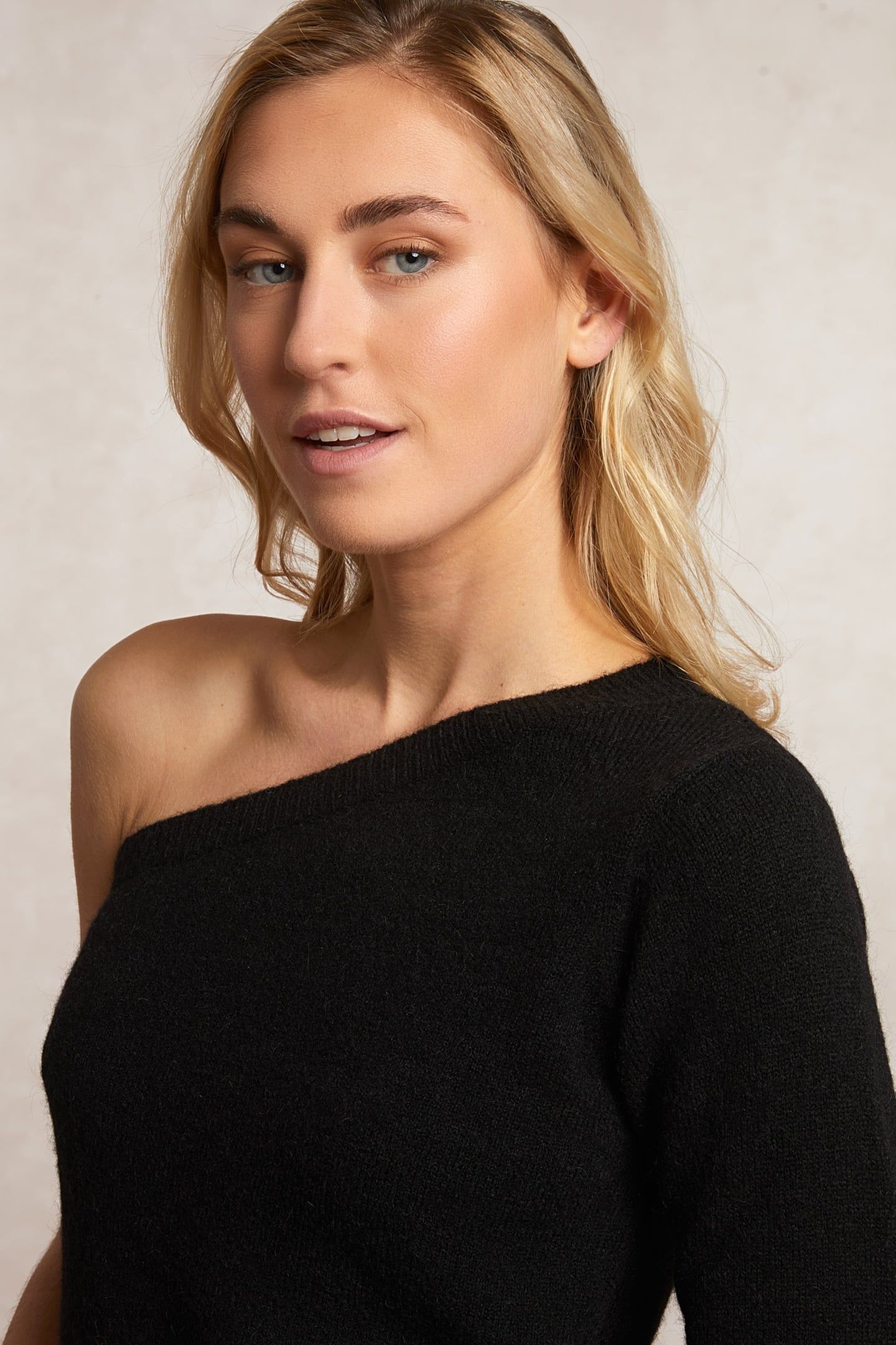 ASYMMETRIC UNI SWEATER BLACK 4