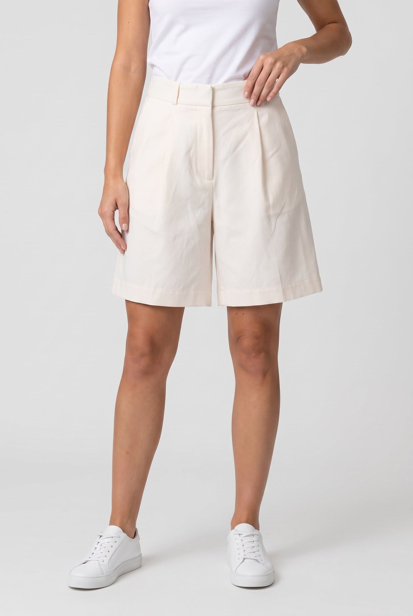 ST EVA SHORTS WHITE 1