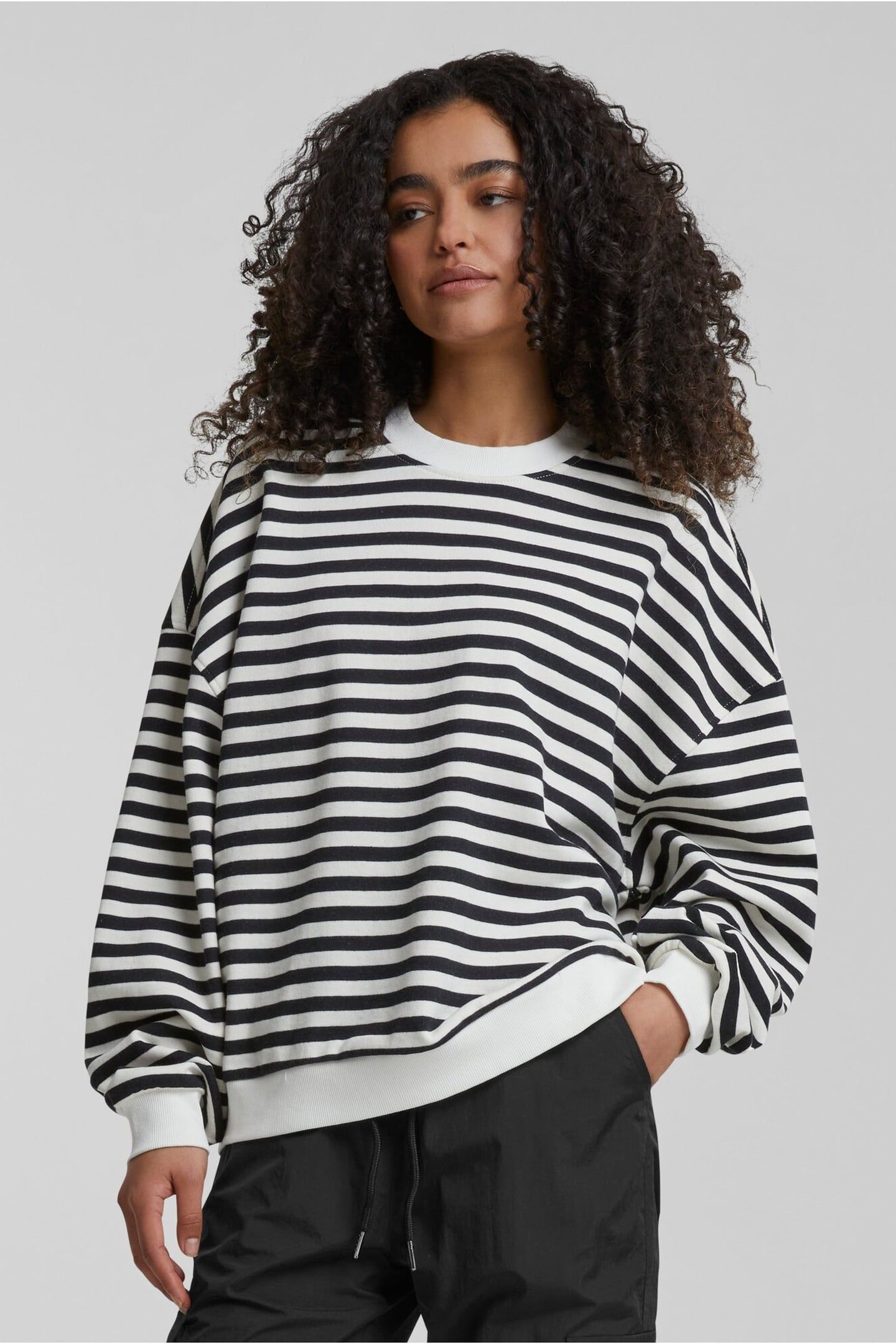 LADIES OVERSIZED STRIPED CREWNECK BLACK/WHITESAND 1