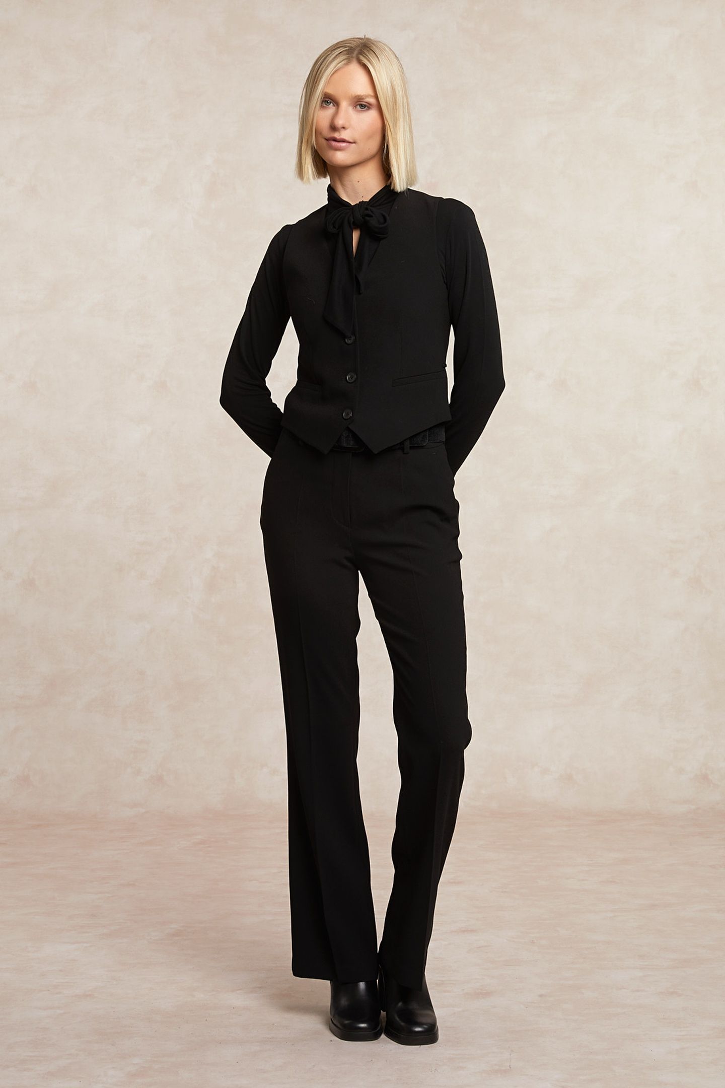 SLEEVELESS BUTTONED V-NECK JACKET BLACK 3
