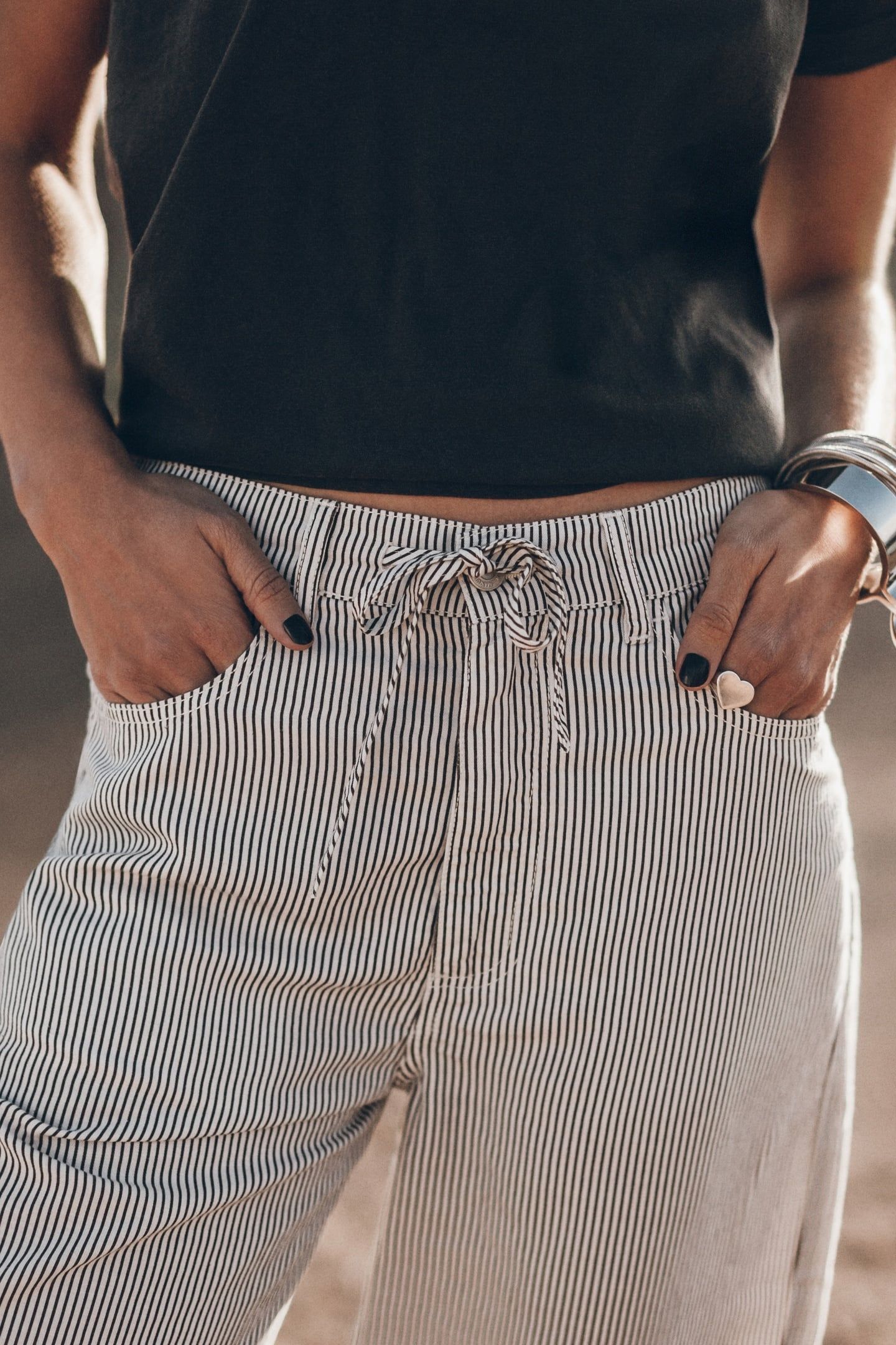 THE STRIPED TIED WAIST PANTS WHITE 2