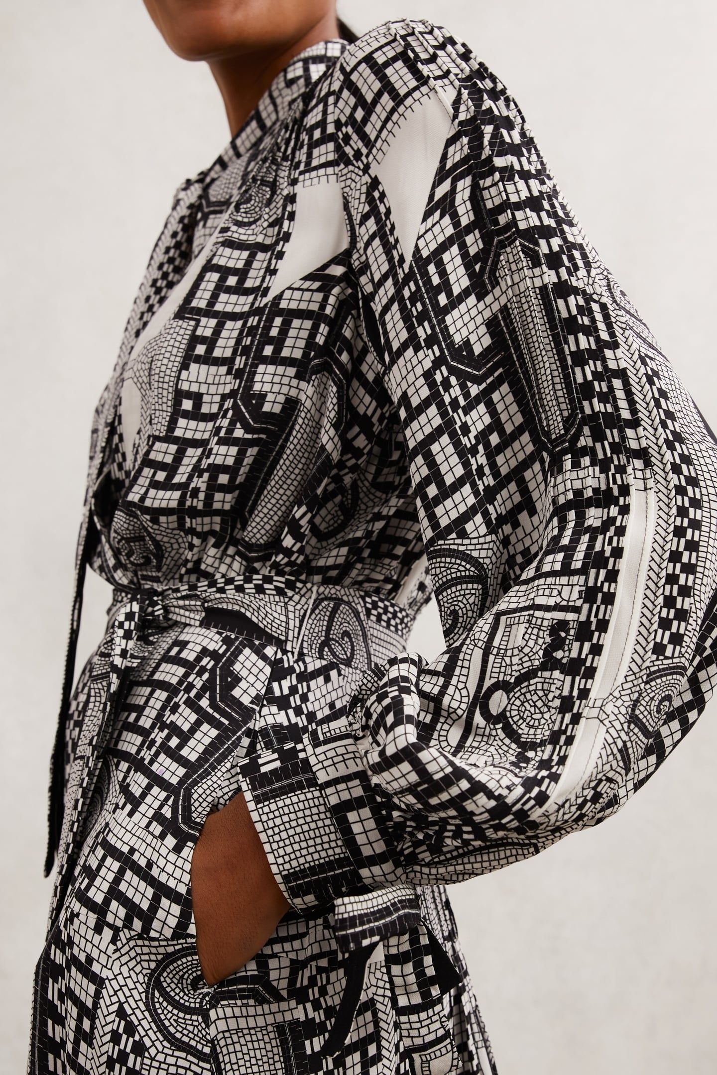 WRAP FRONT PRINTED DRAPE DRESS BLACK/IVORY 5