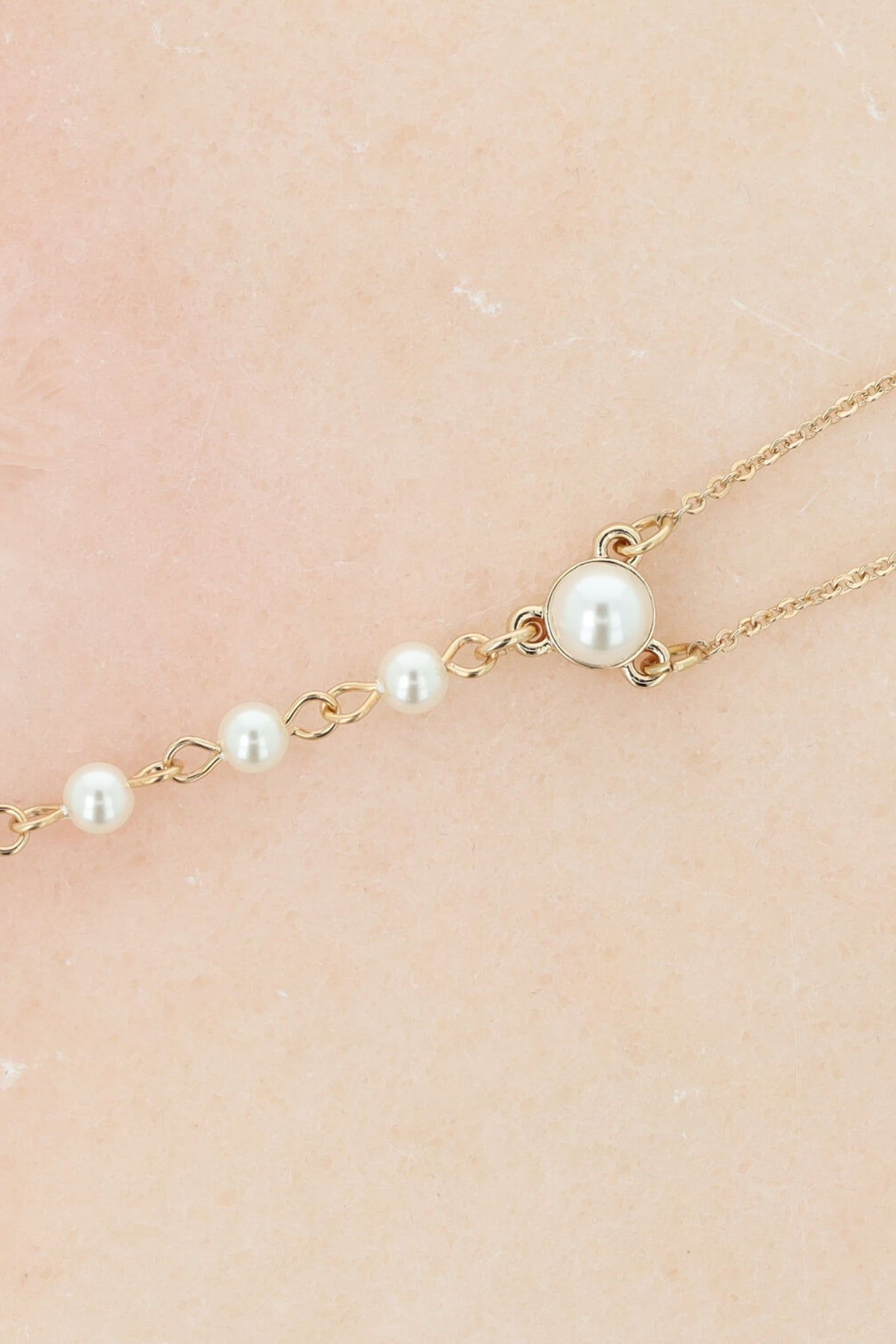 GOLDEN ANKLE CHAIN WITH PEARLS CREAM 4