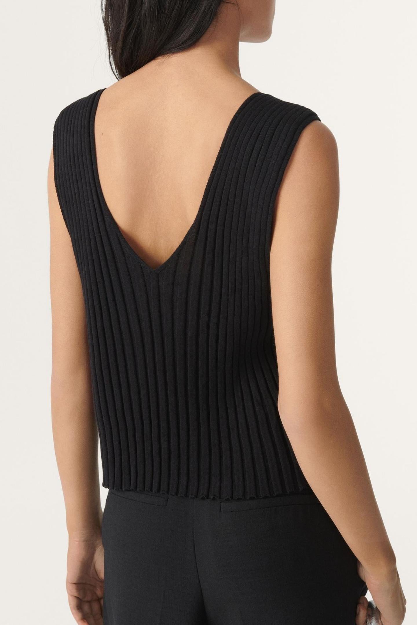 SLEEVELESS KNIT BLACK 2