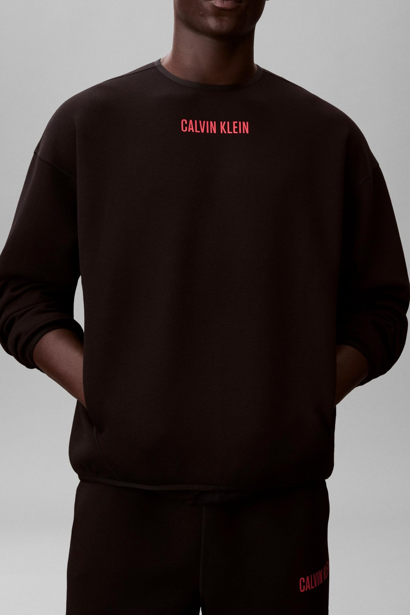 CREWNECK BLACK W/PUNCH PINK LOGO 5