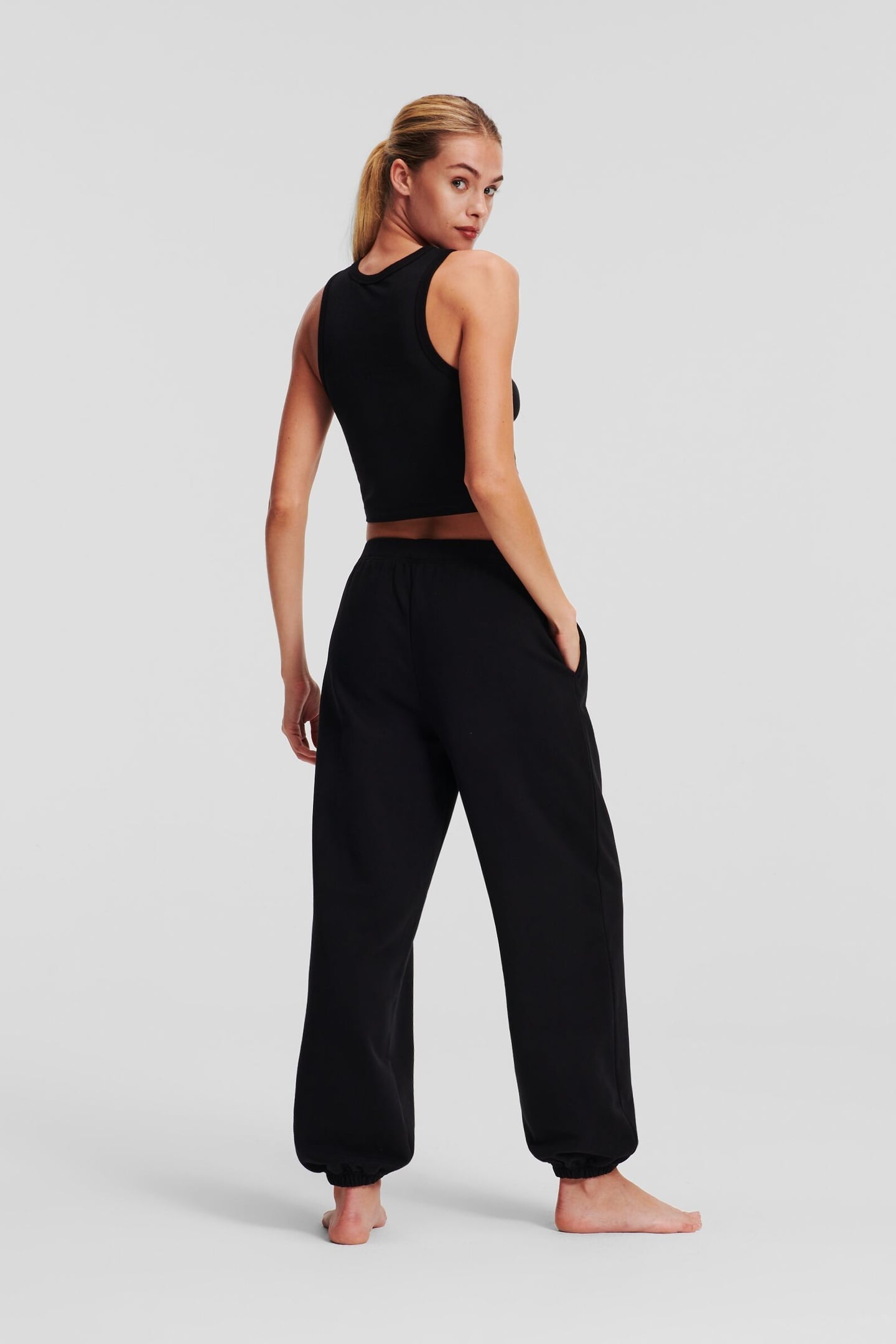 ESSENTIAL LOGO CUFFED JOGGERS BLACK 2