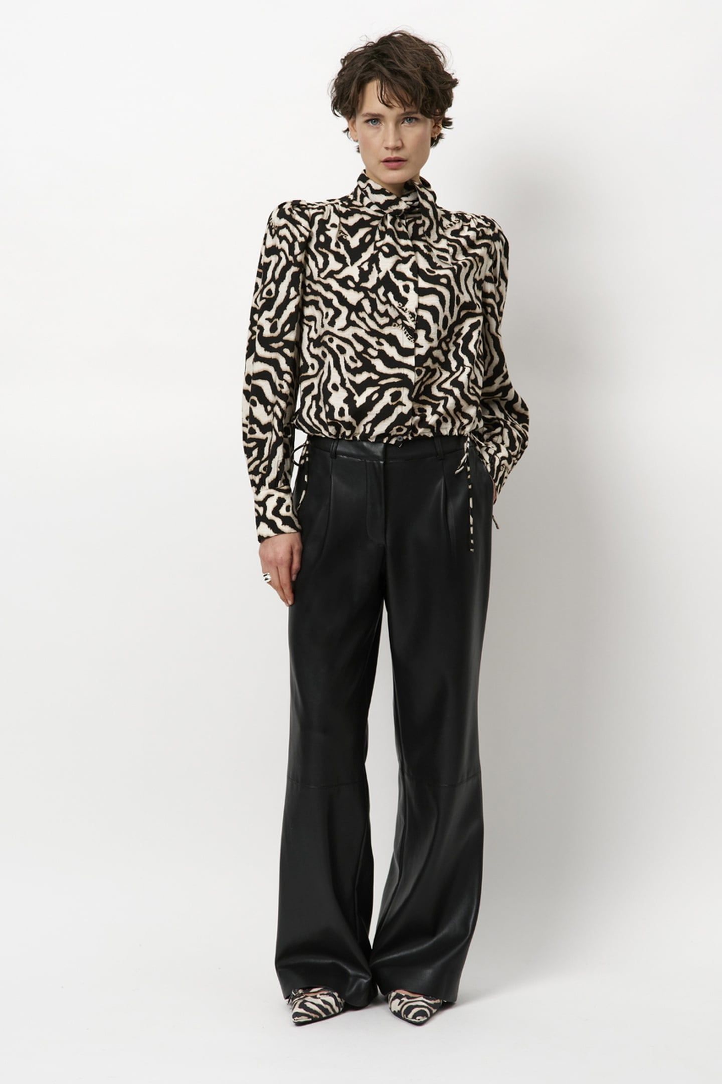 DANTE6-CHESKA PRINTED PUSSY BOW BLOUSE BLACK/CREAM 2