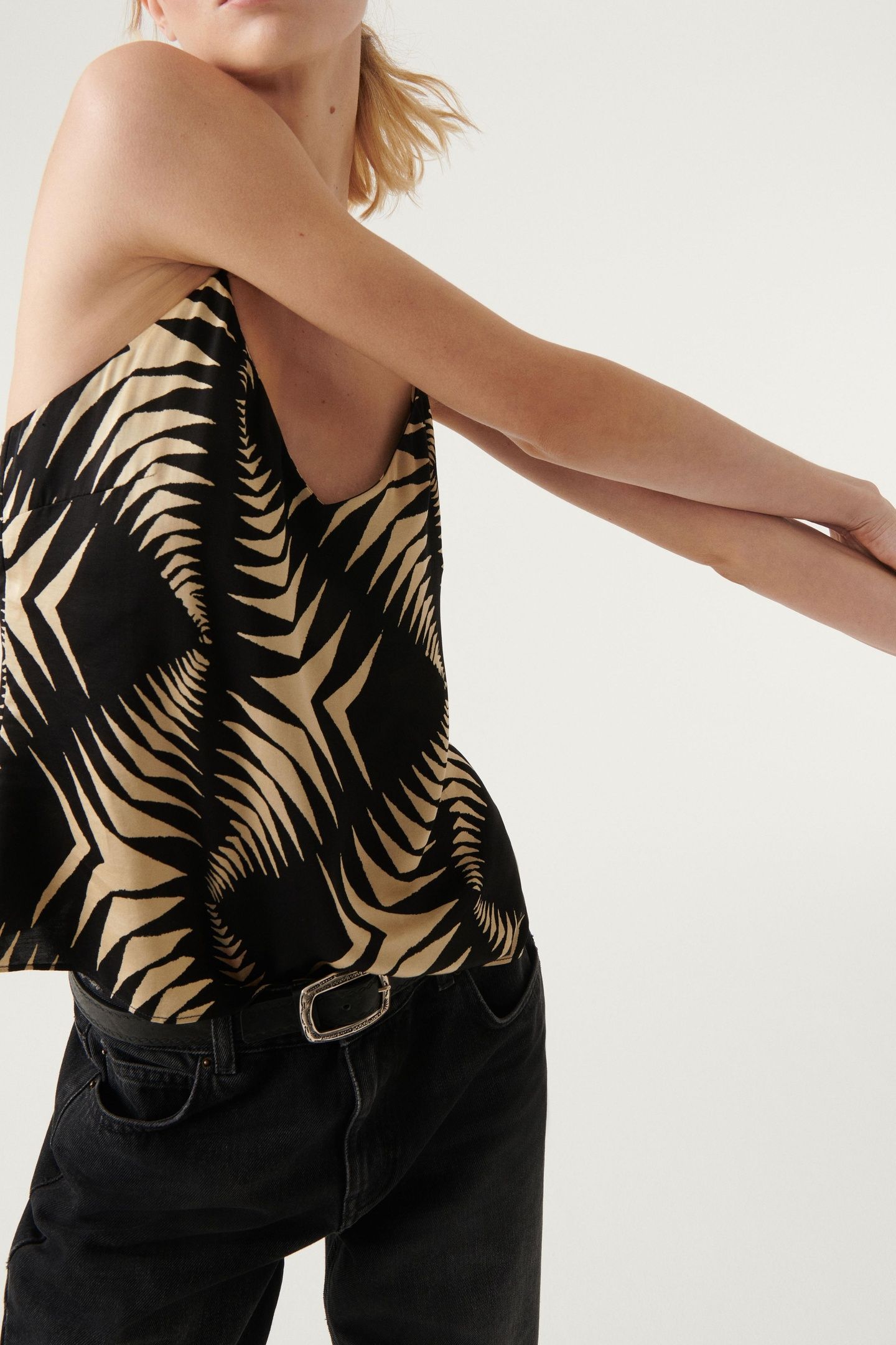 SLEEVELESS TOP BLACK 5