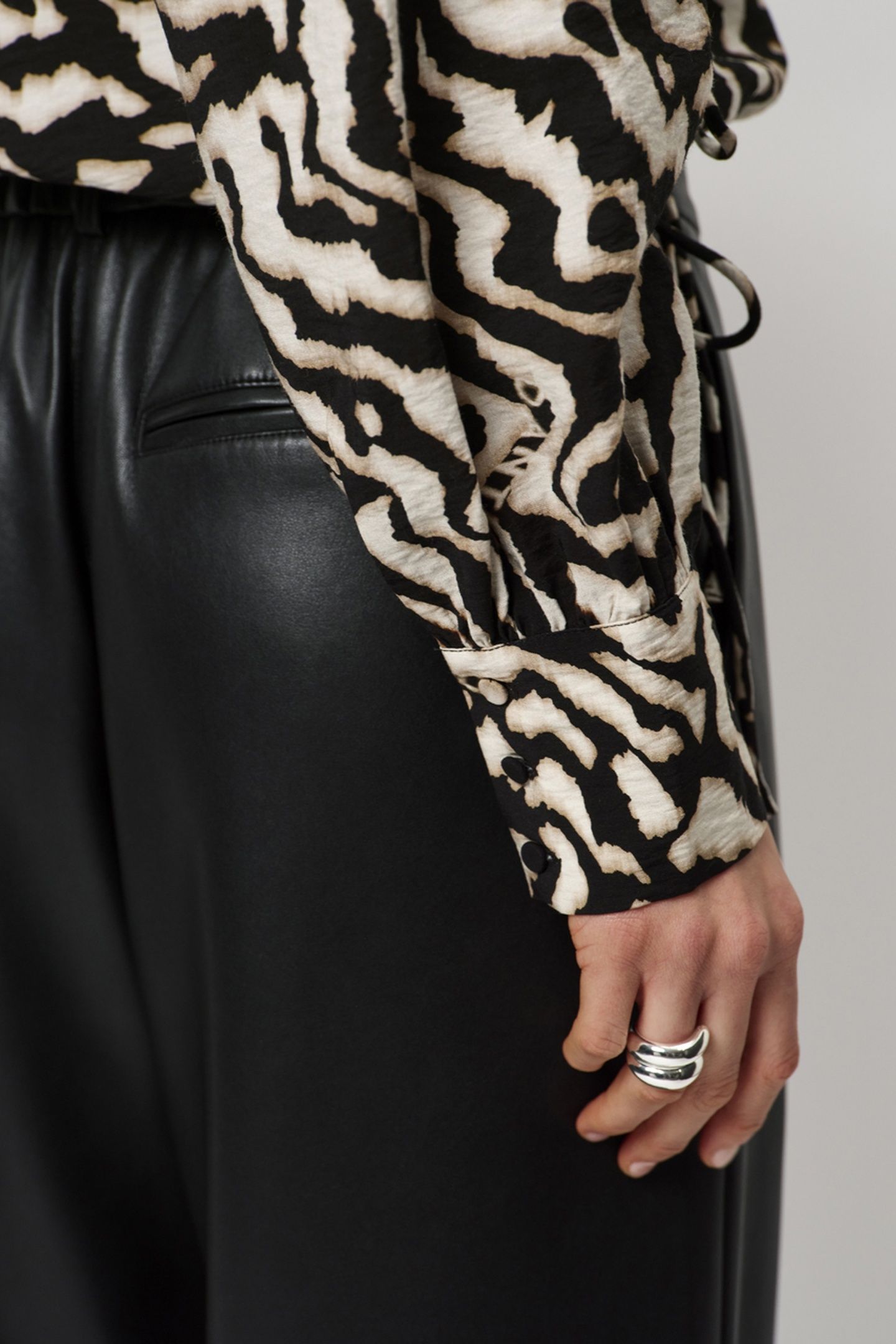 DANTE6-CHESKA PRINTED PUSSY BOW BLOUSE BLACK/CREAM 6