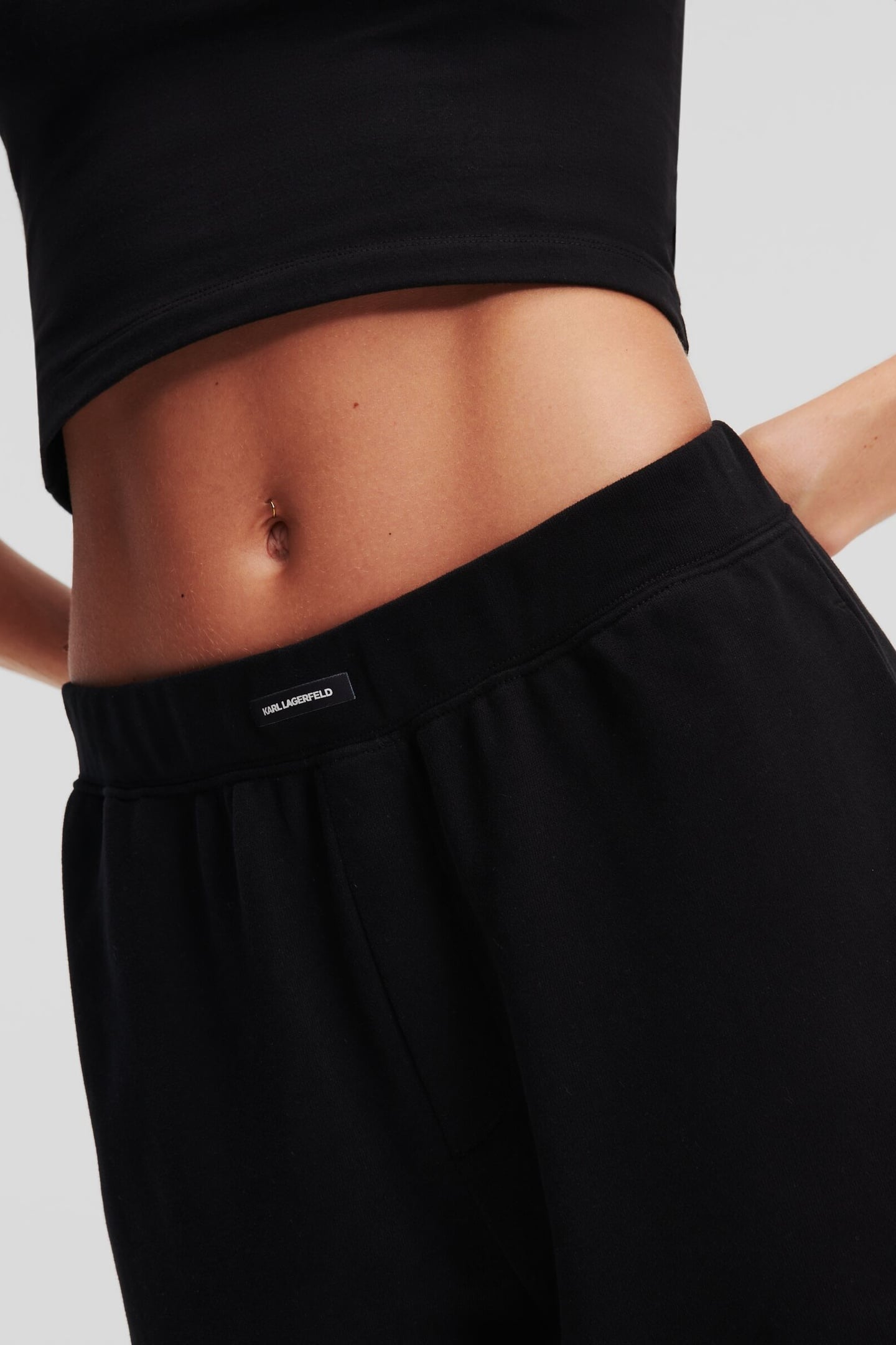 ESSENTIAL LOGO CUFFED JOGGERS BLACK 6