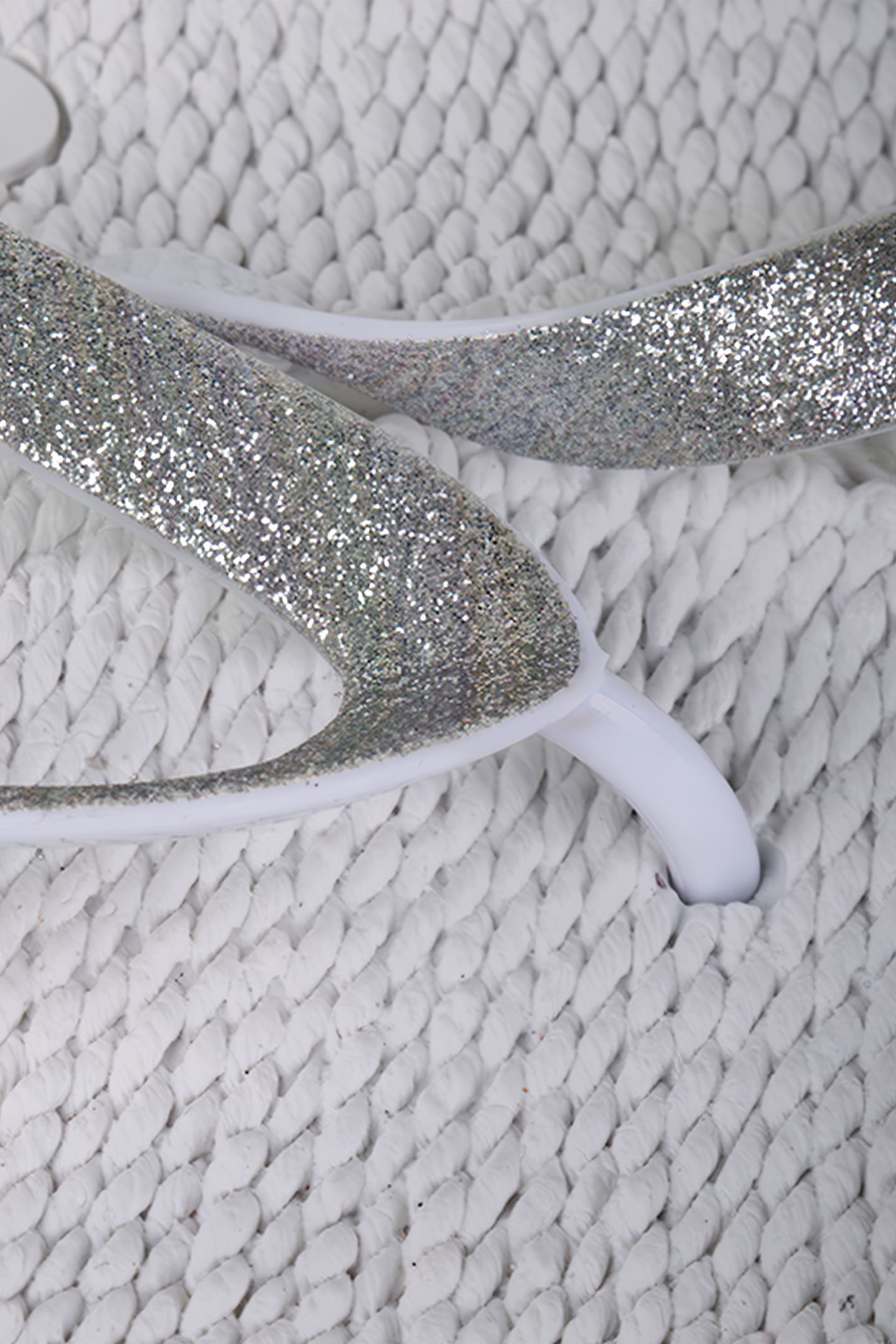 10 CHEERFUL12S FLIP FLOPS WHITE 4