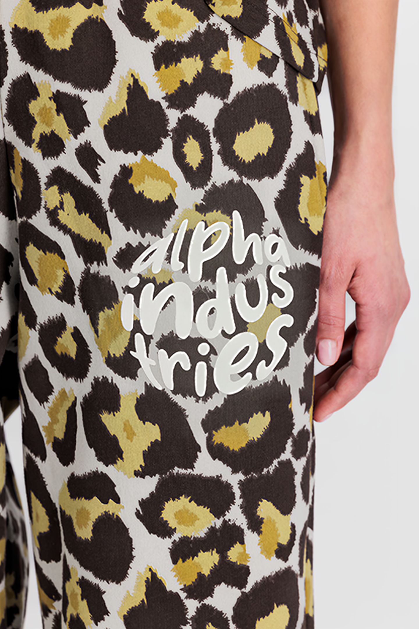LOGO JOGGER CAMO OLIVE LEO CAMO 8