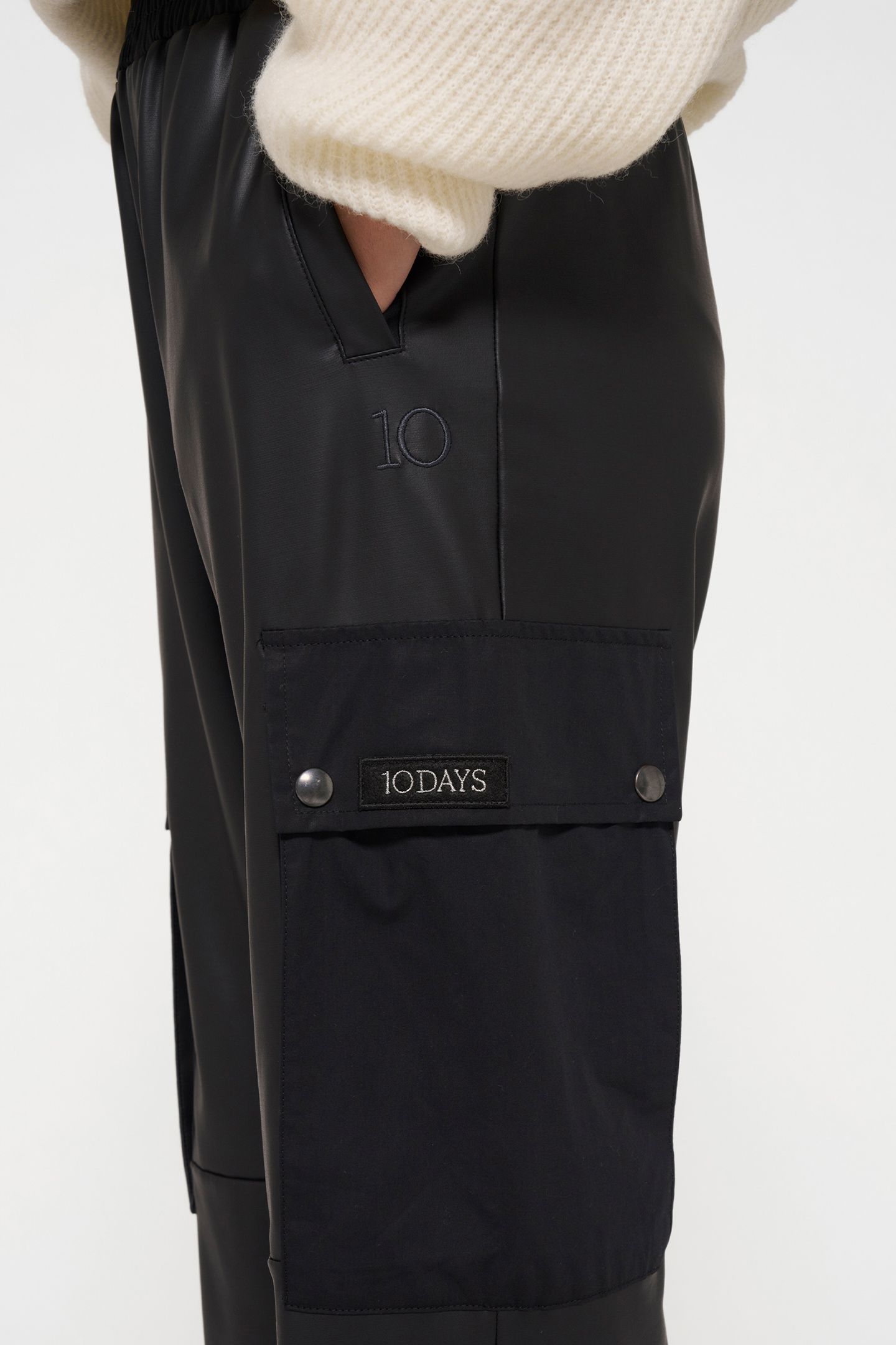 LEATHERLOOK CARGO PANTS BLACK 6