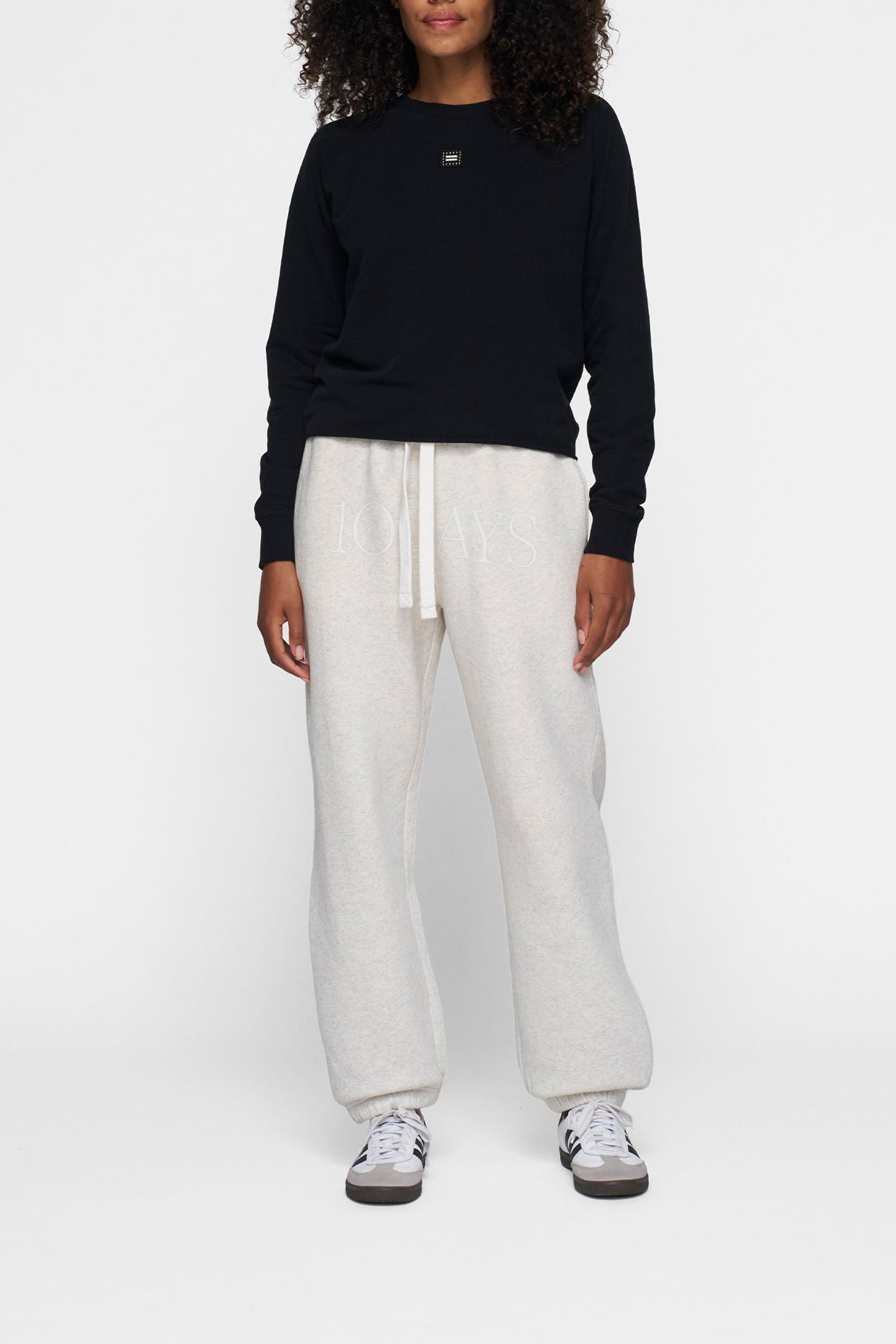 CREW NECK PEARLS BLACK 2