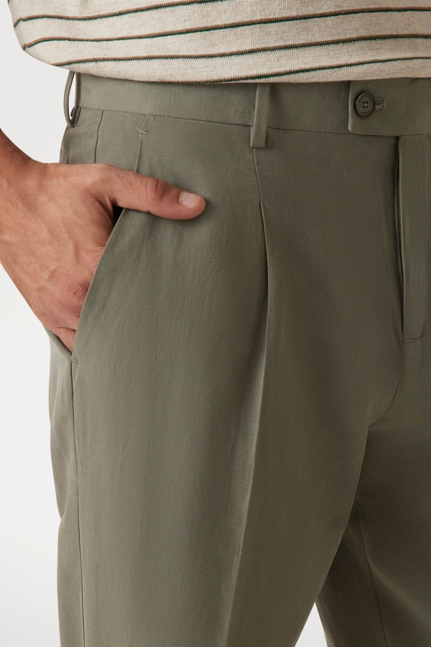 MARCIANO BY GUESS MAX PLEATED REG CHIN MOSSY GREEN 6