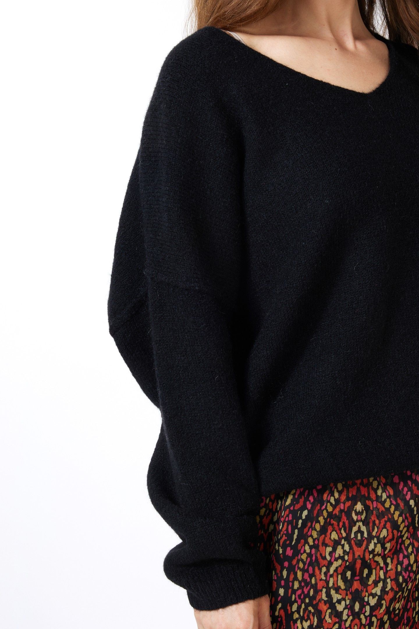 SWEATER V-NECK BLACK 7