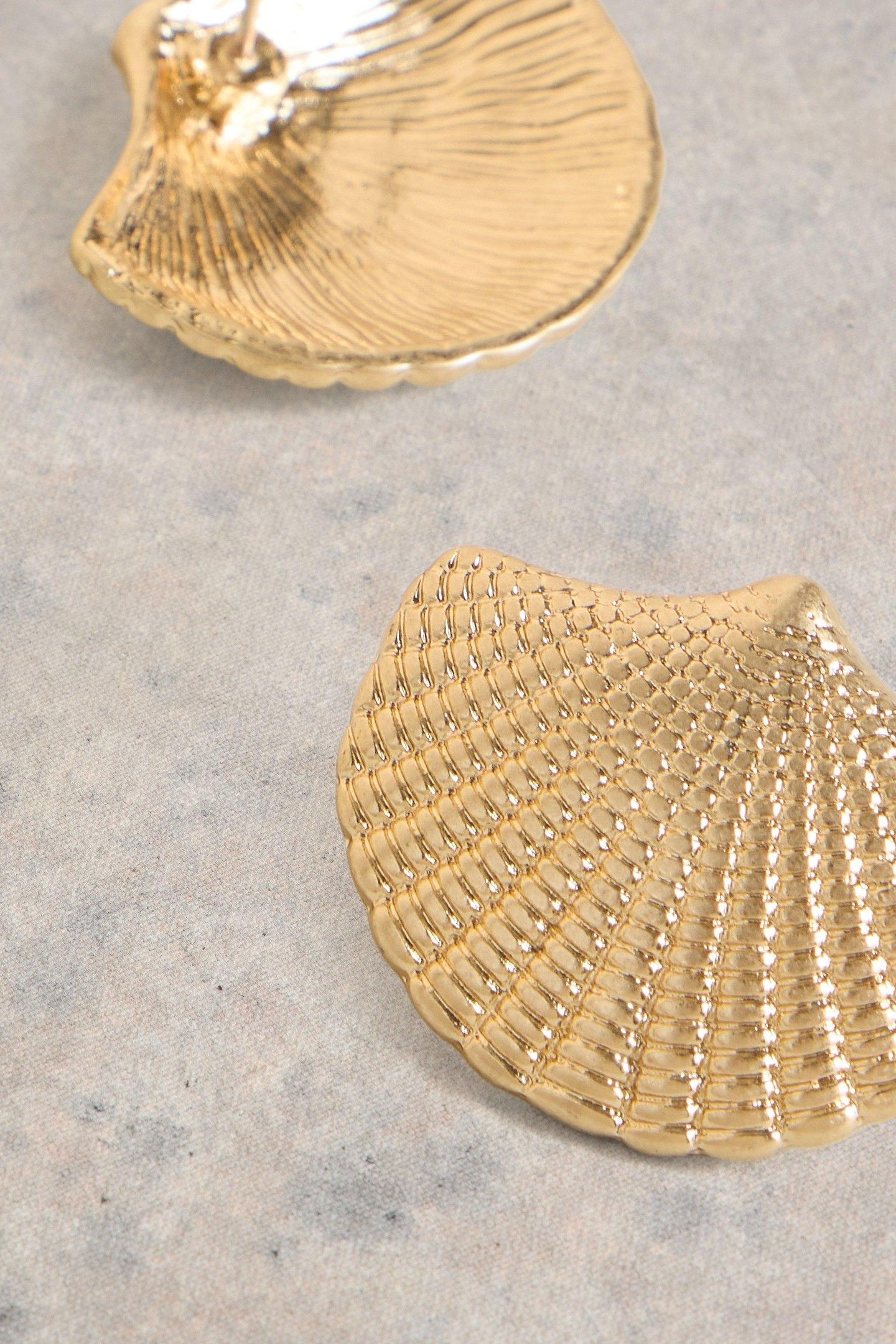 SHELL STUD EARRING GOLD TONE METALLIC 2