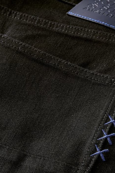 ESSENTIALS RALSTON IN ORGANIC COTTON – STAY BLACK 3