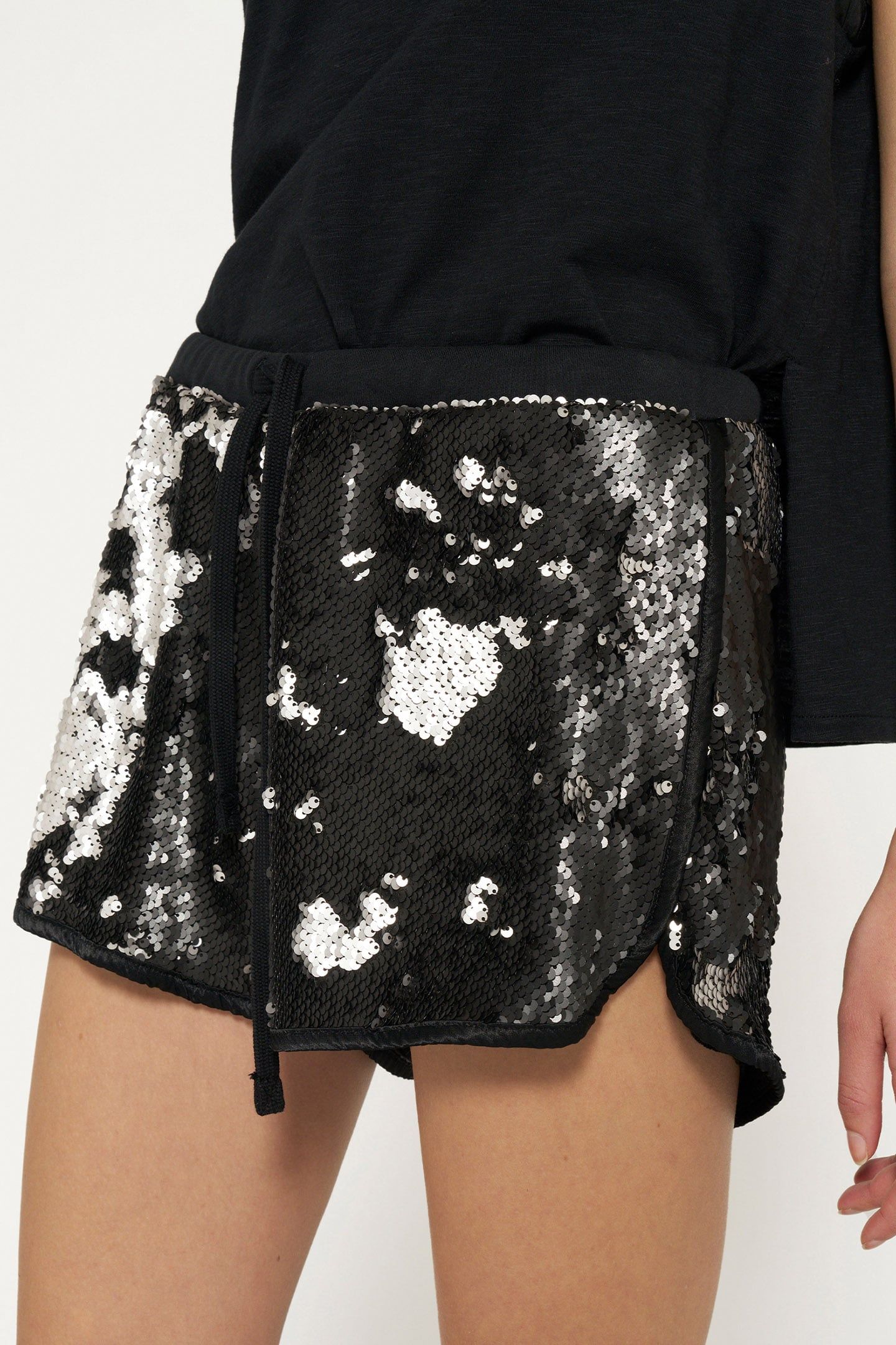 SEQUIN SHORTS BLACK 6