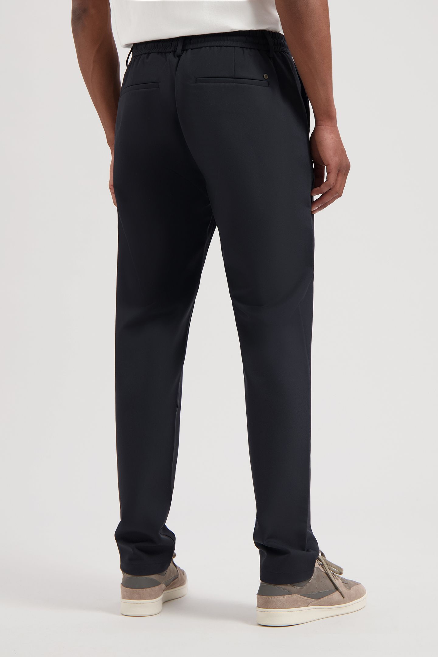 DS_LOGAN TECH CHINO BLACK 2