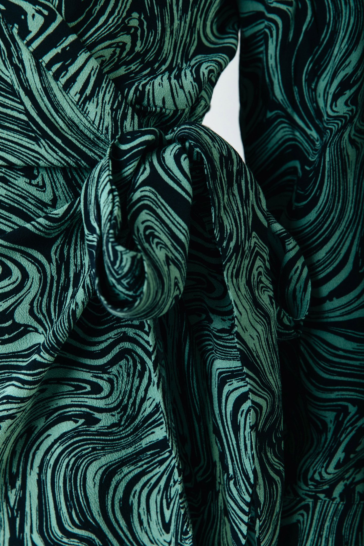 LEA LIQUID PAINT WRAP MIDI DRESS LS SOFT GREEN 5