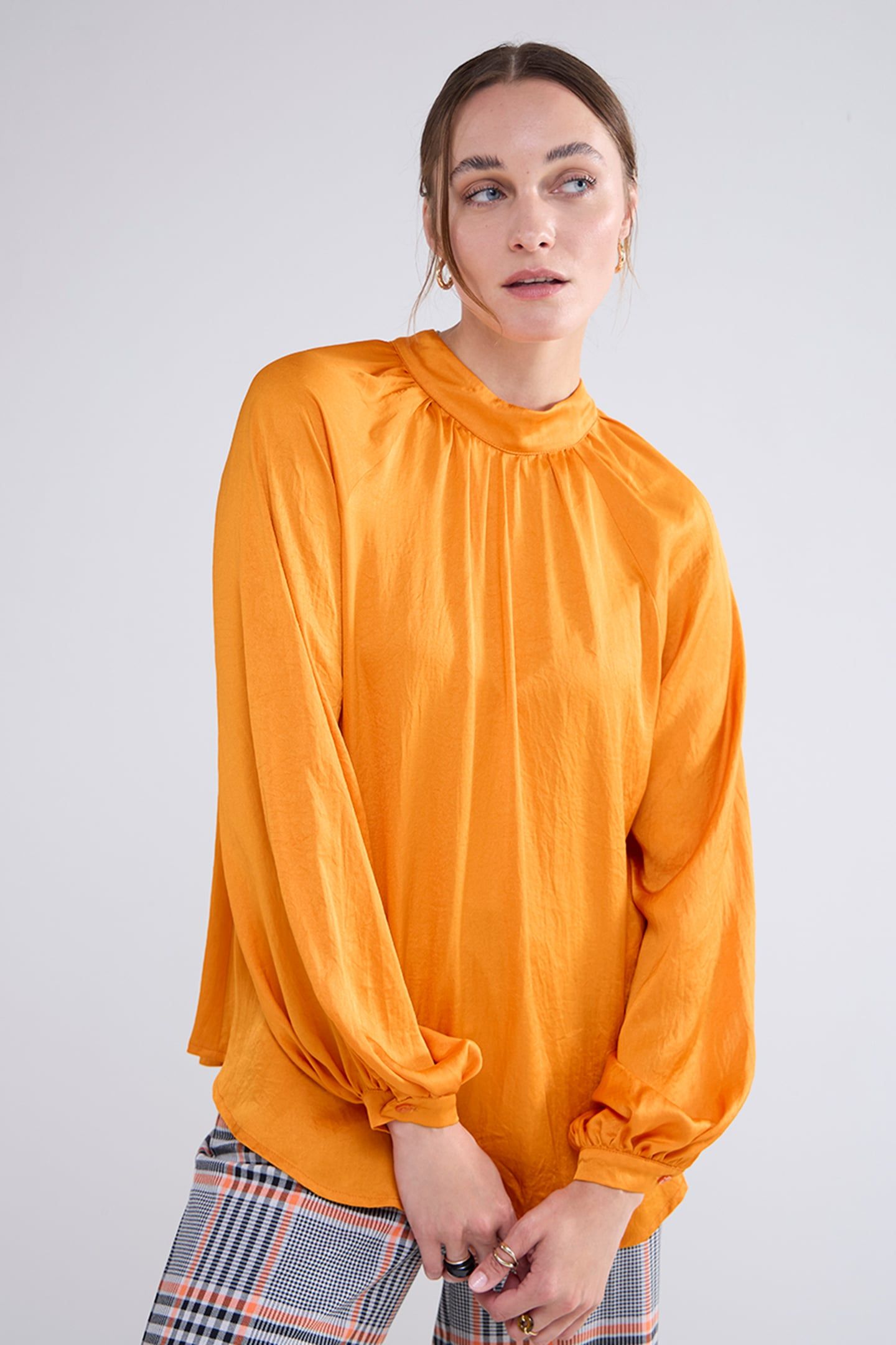 TOP HIGH NECK SILKY TOUCH ORANGE 1
