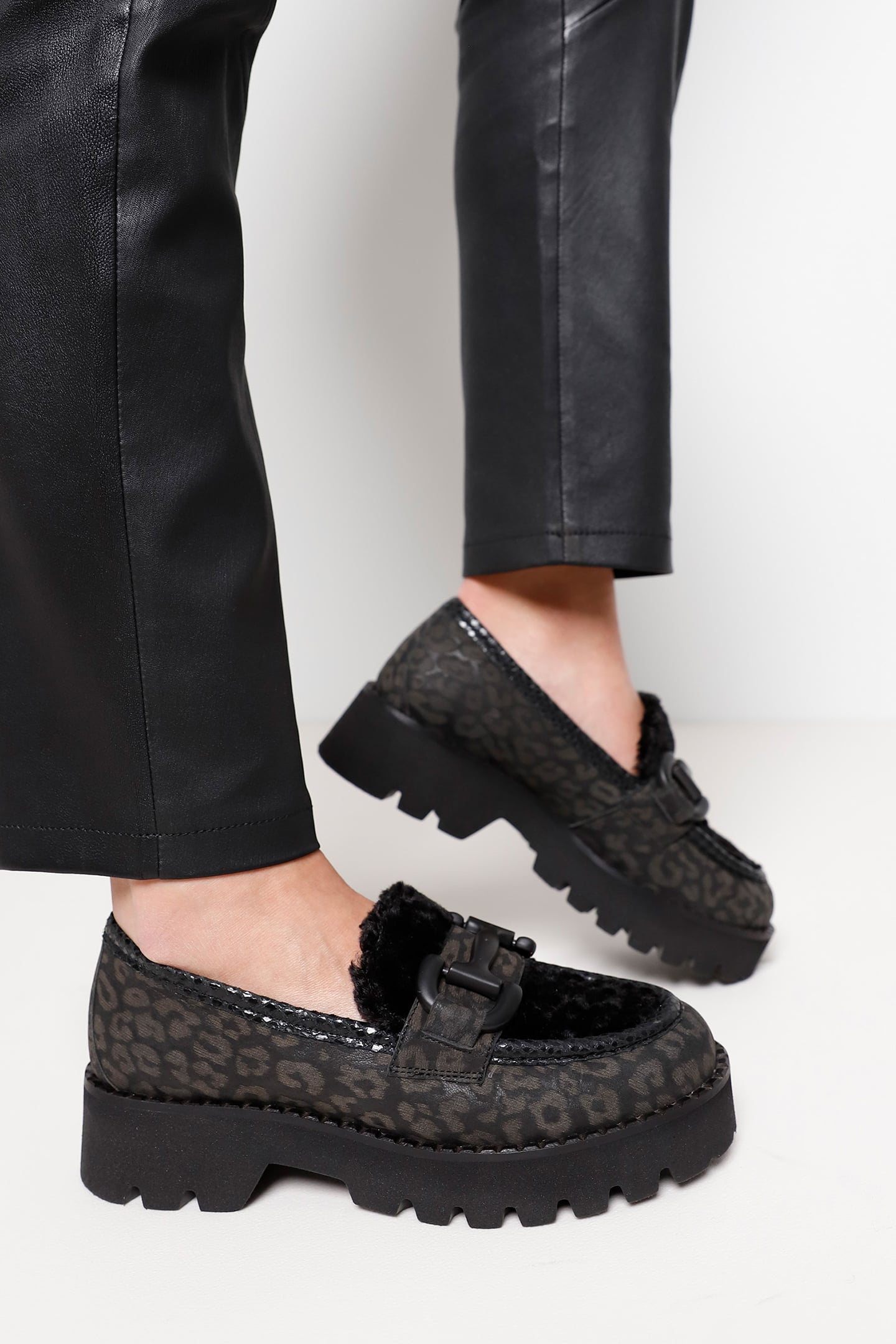 LOTT HARVEY BLACK 2