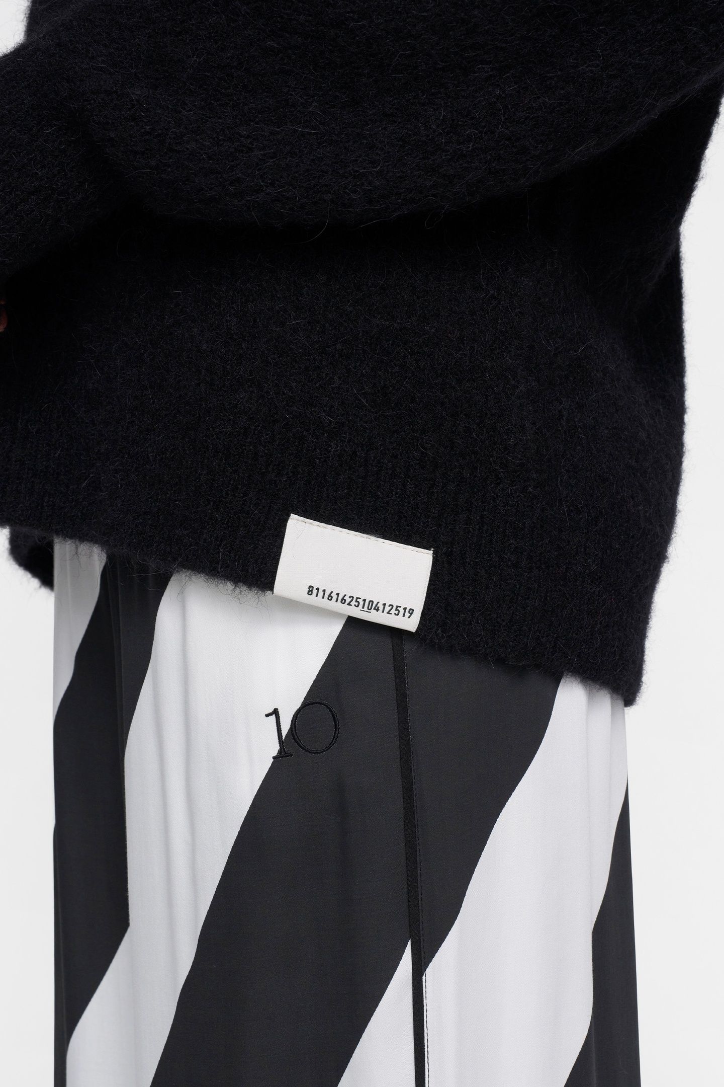 DEEP NECK KNIT SWEATER BLACK 6