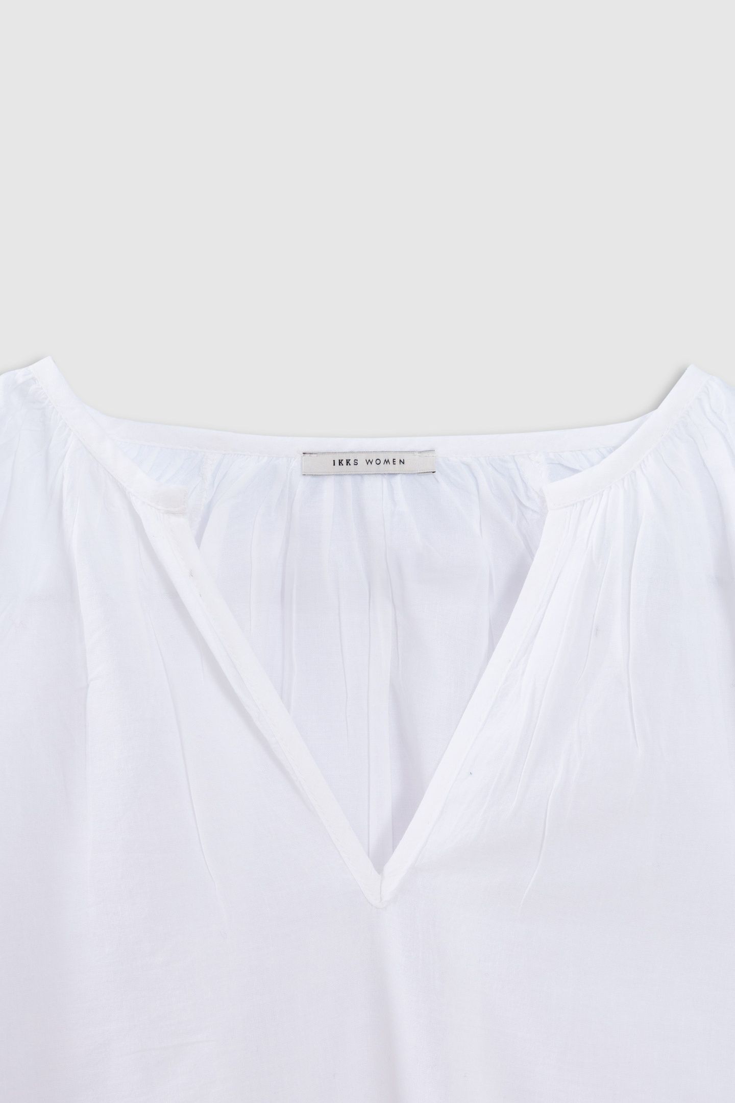 LOOSE-FITTING WHITE BLOUSE DECORATED WITH LACE EMBROIDERY 2