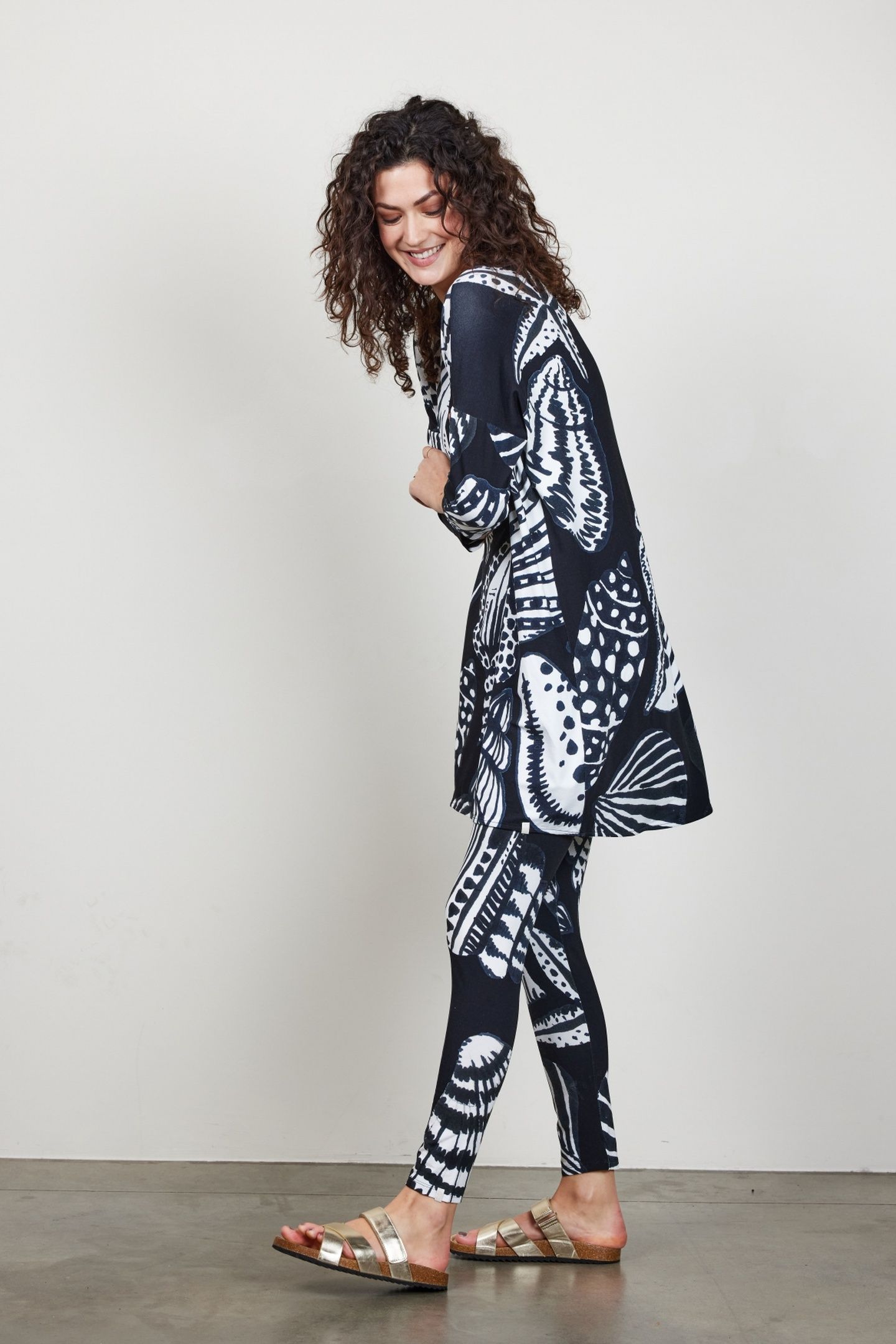 EASY LOOSE DRESS IN BLACK WITH SHELL SYMPHONY PRINT. 2