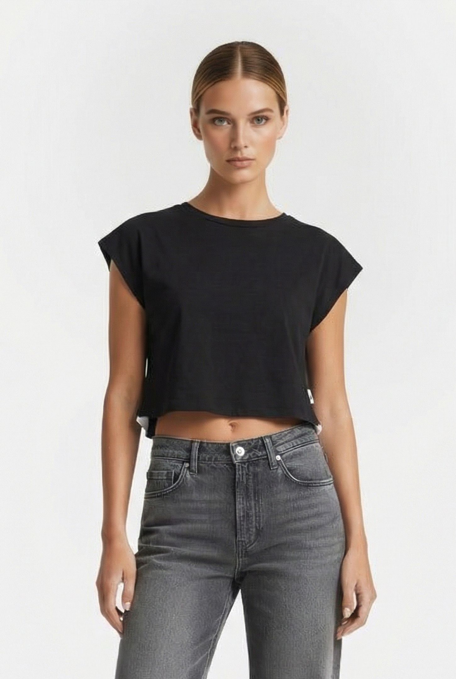 WOMEN'S ARENA LOGO CROP TEE BLACK-WHITE 1