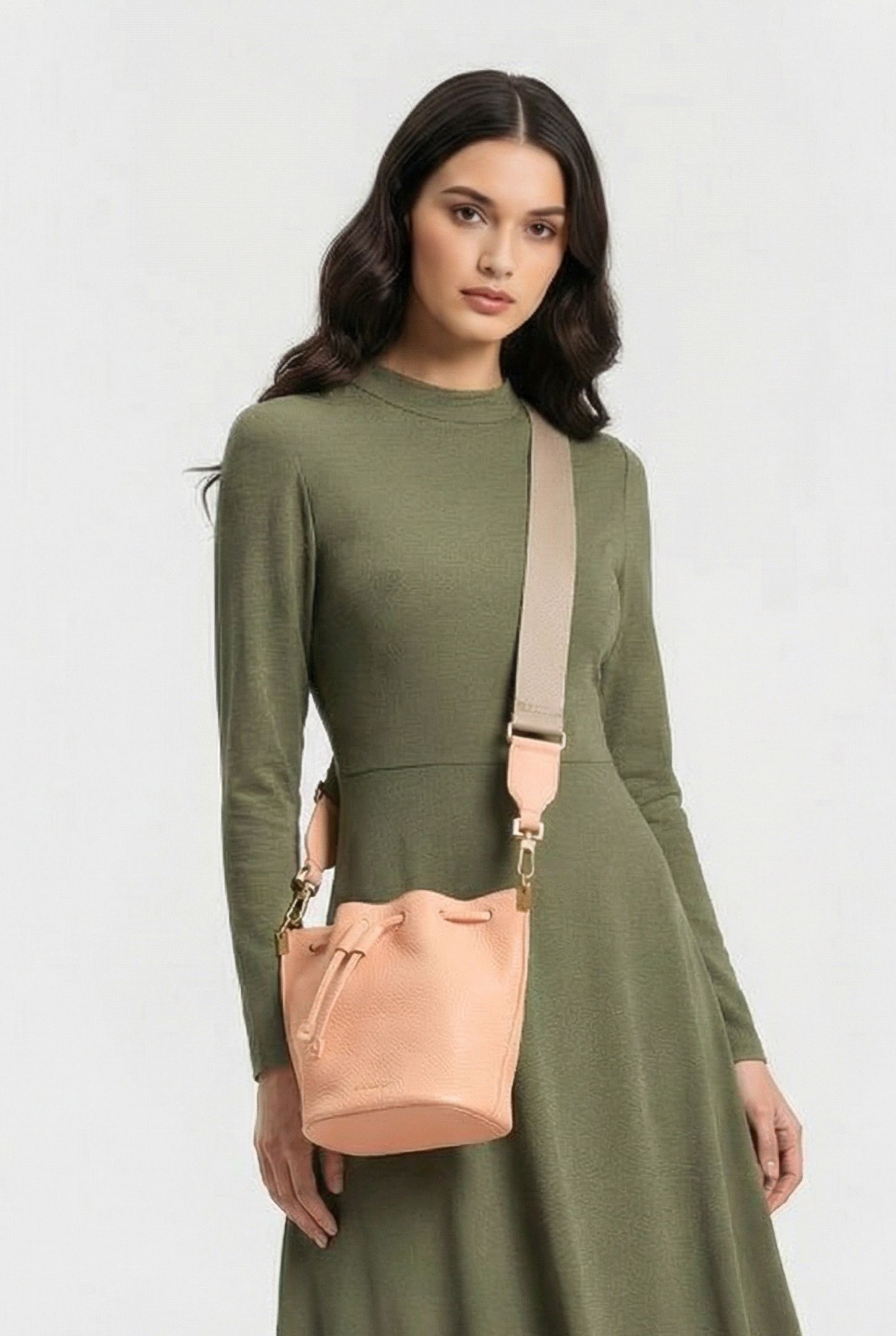 CROSS BODY BUCKET BAG IN PEACH 1