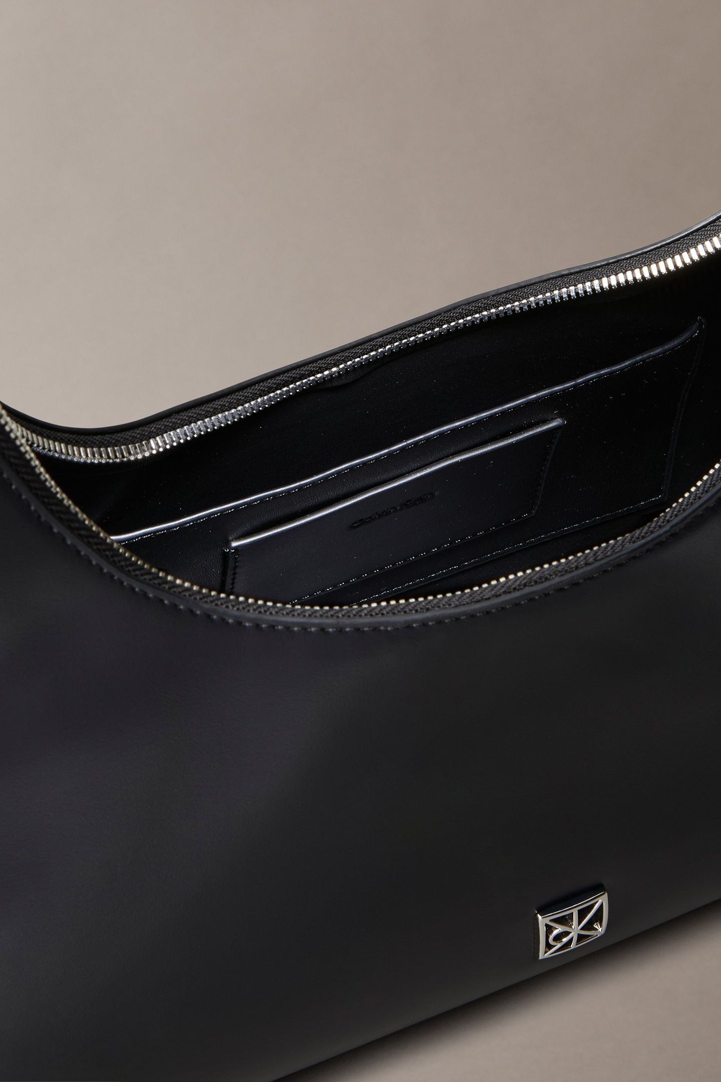 EMBLEM HARDWARE LEATHER SHOULDER BAG BLACK 3