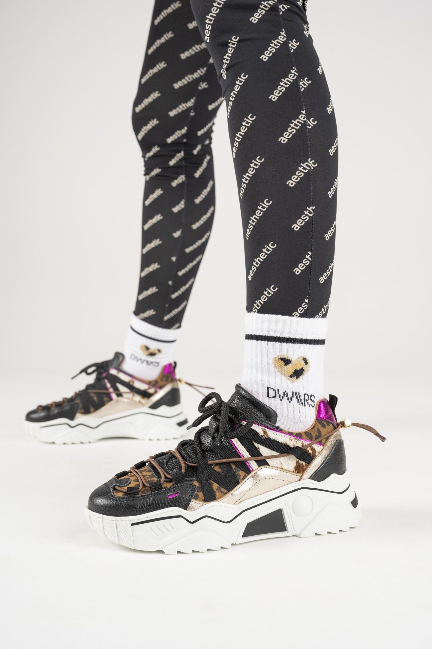 ORION COW HAIR ON BLACK / FUCHSIA 5